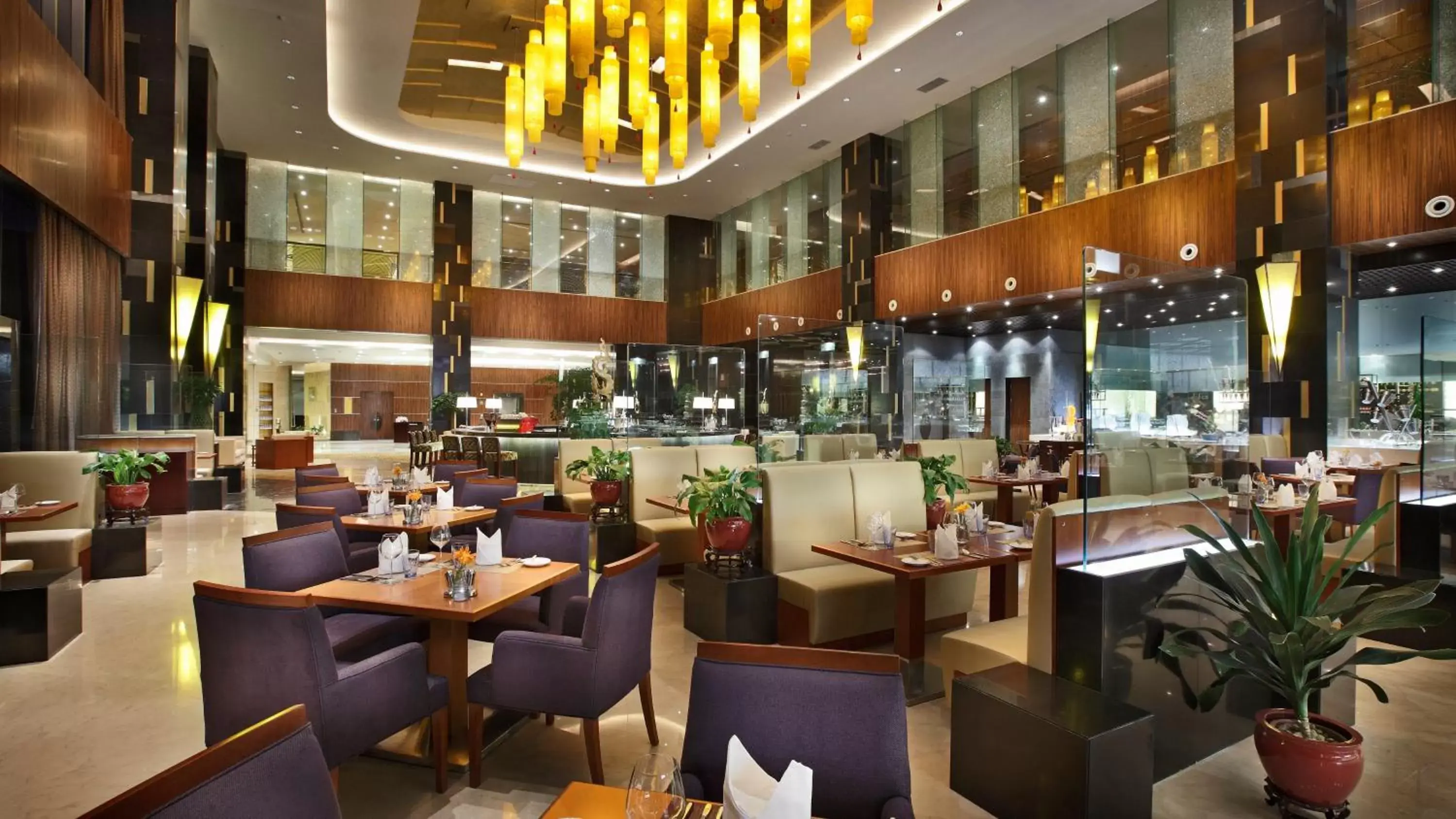 Restaurant/Places to Eat in Crowne Plaza Yantai Sea View, an IHG Hotel