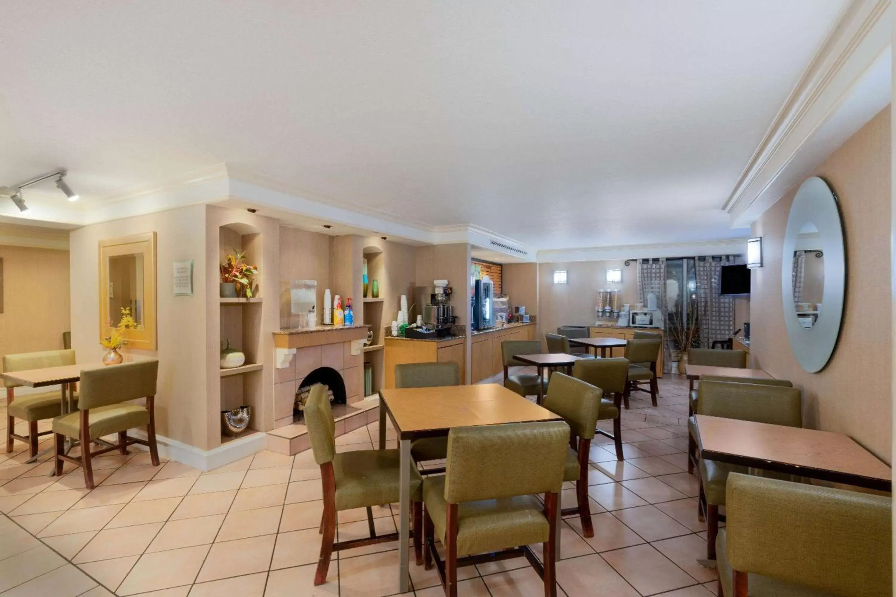 Restaurant/Places to Eat in La Quinta Inn by Wyndham Cheyenne