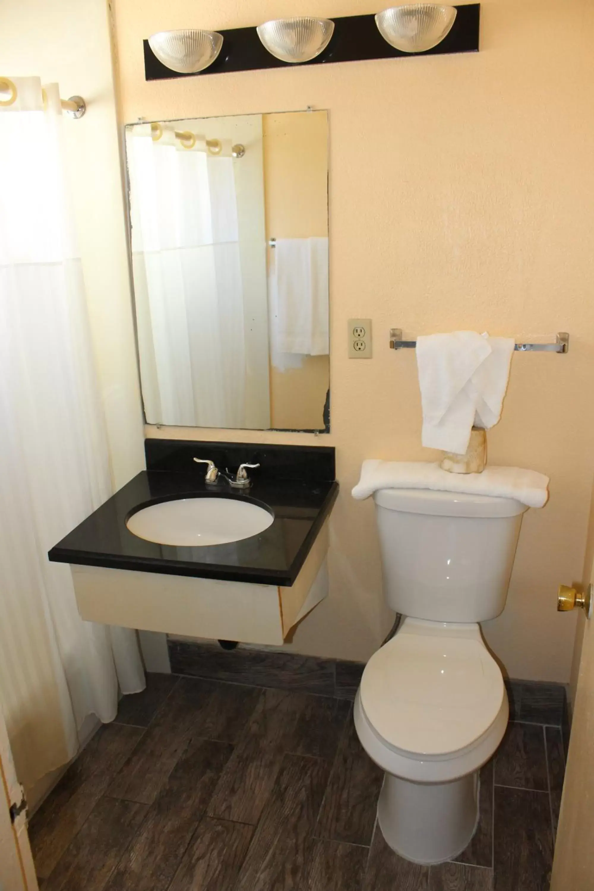 Bathroom in Budget Inn Redwood City