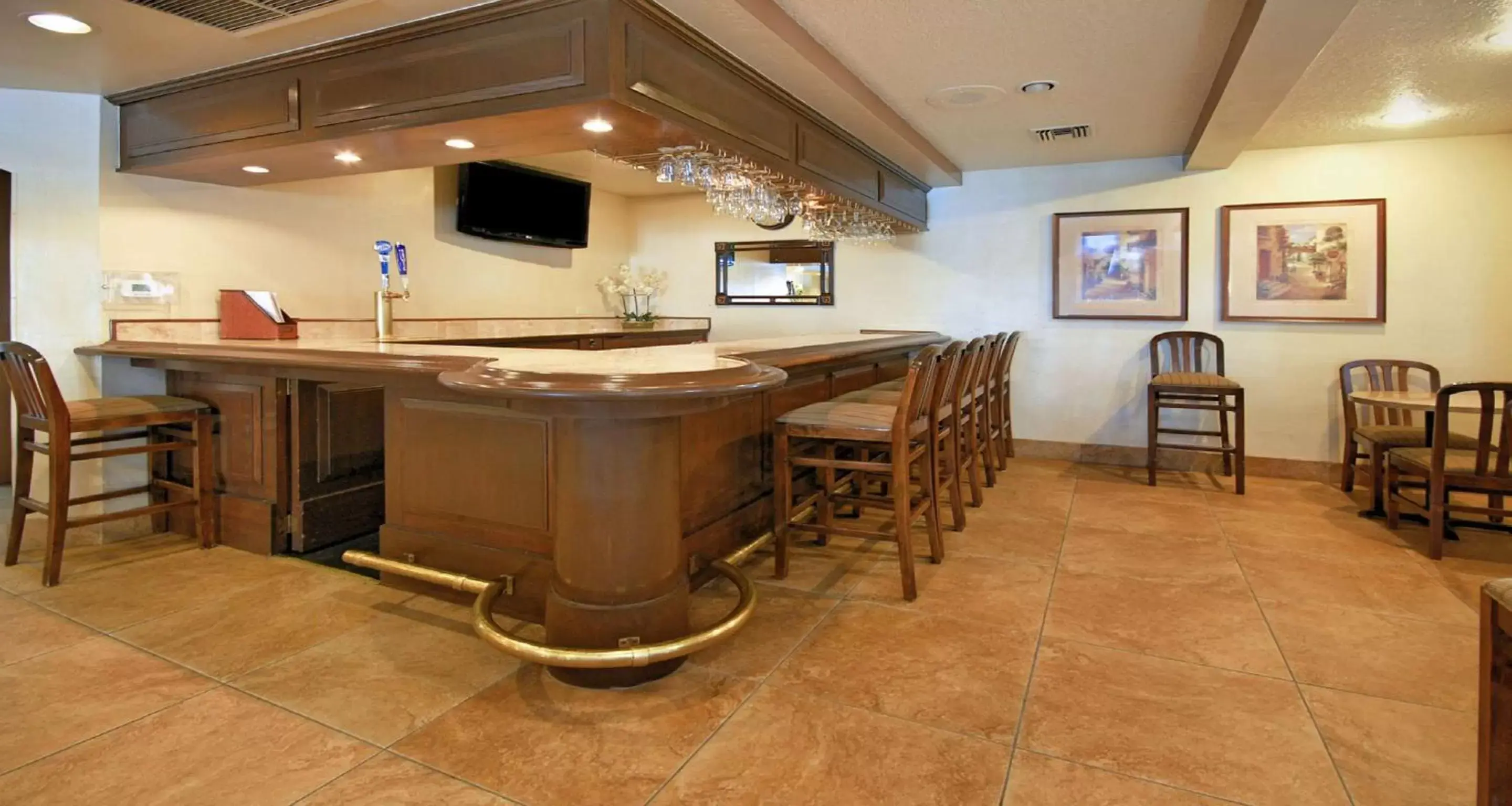 Lounge or bar, Kitchen/Kitchenette in Best Western San Dimas Hotel & Suites