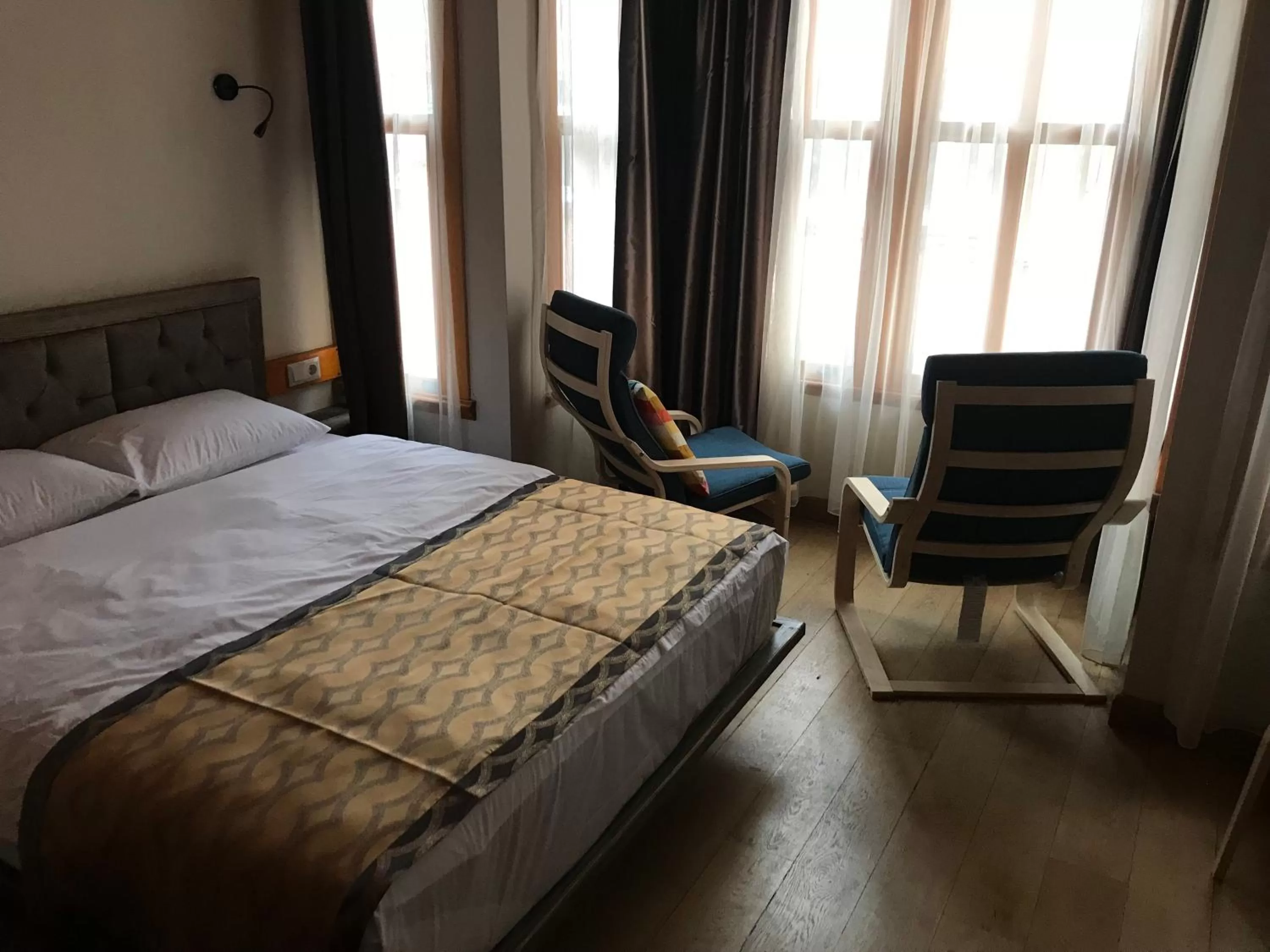 Photo of the whole room, Bed in Green Mansion