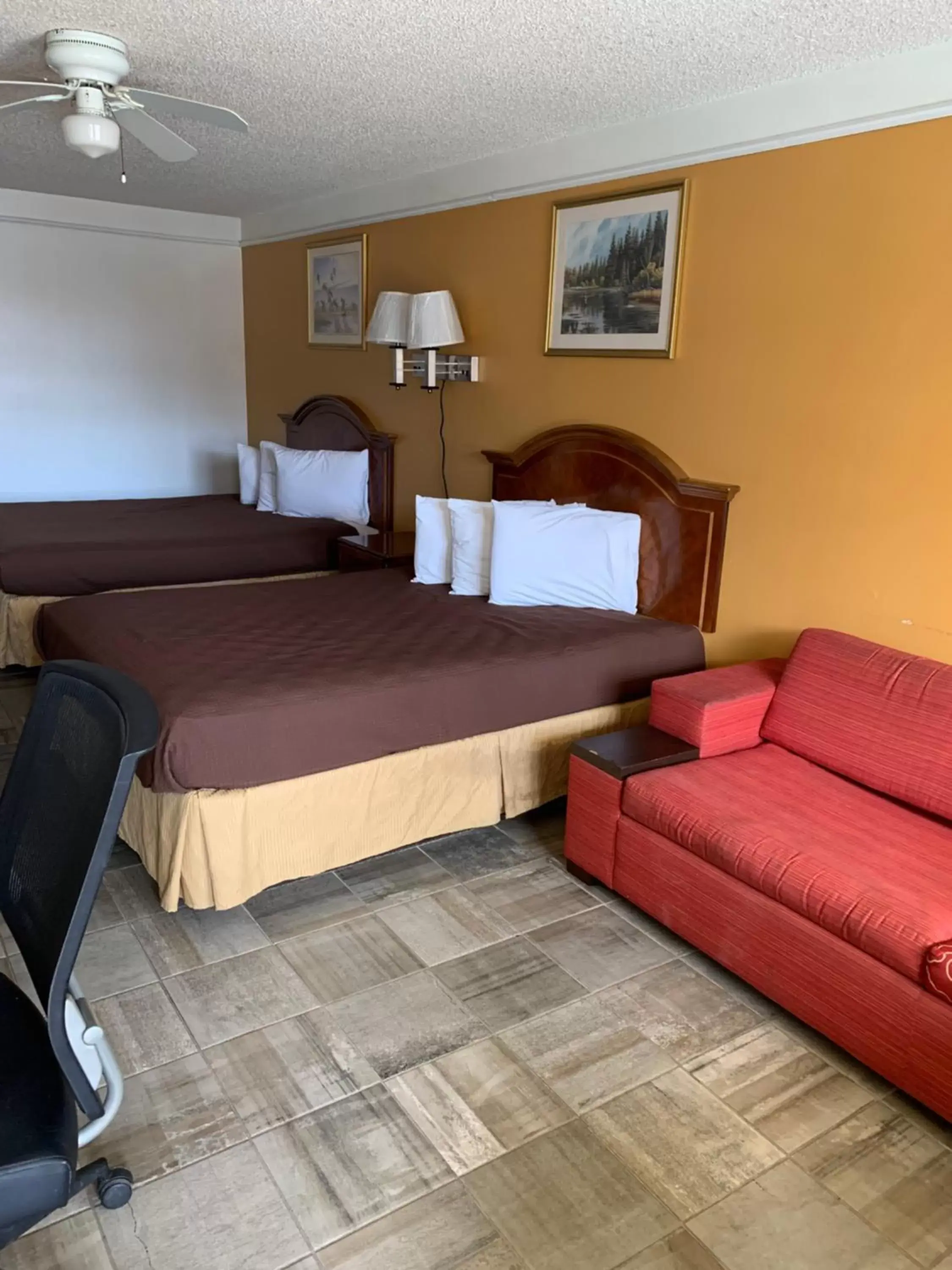 Bed in Deluxe Inn and Suites