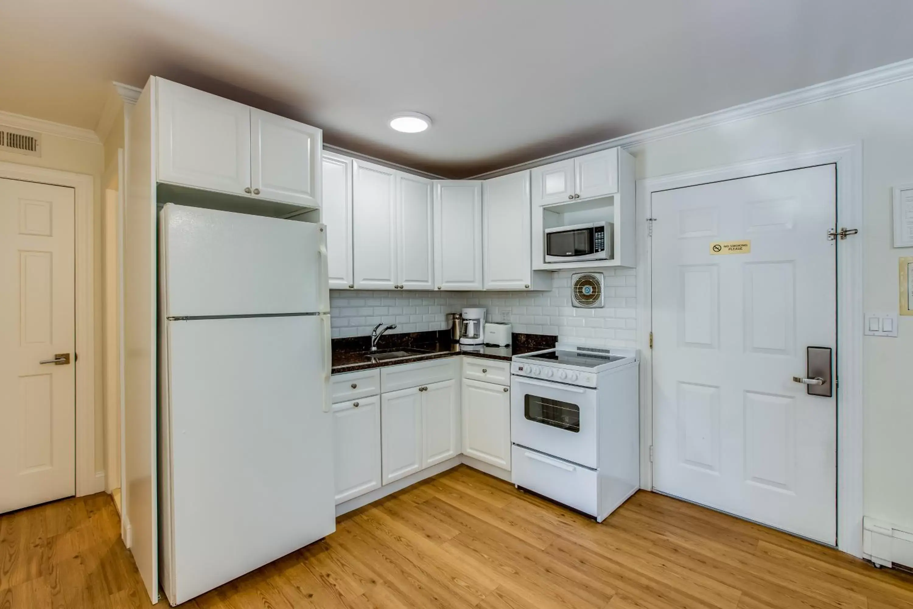 Kitchen/Kitchenette in Colonial Shores Resort