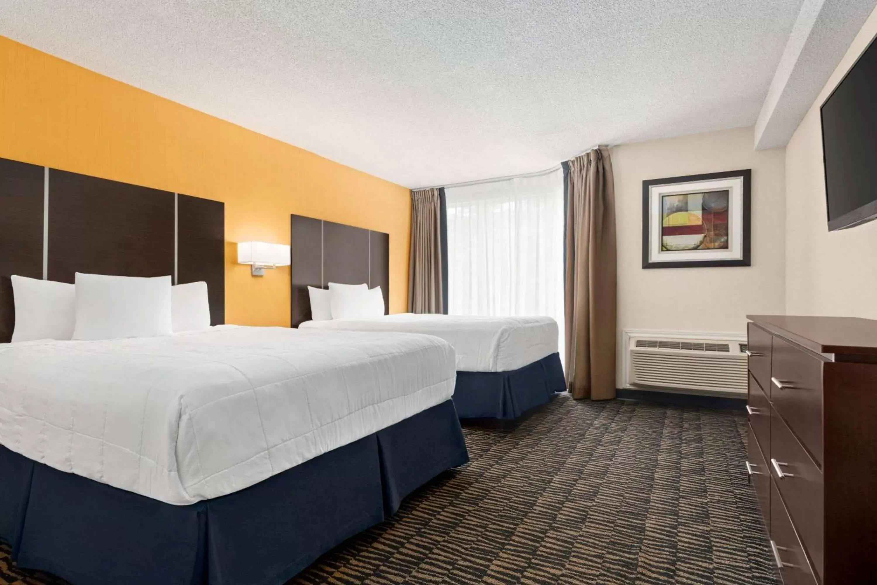 Photo of the whole room, Bed in Ramada Plaza by Wyndham Niagara Falls