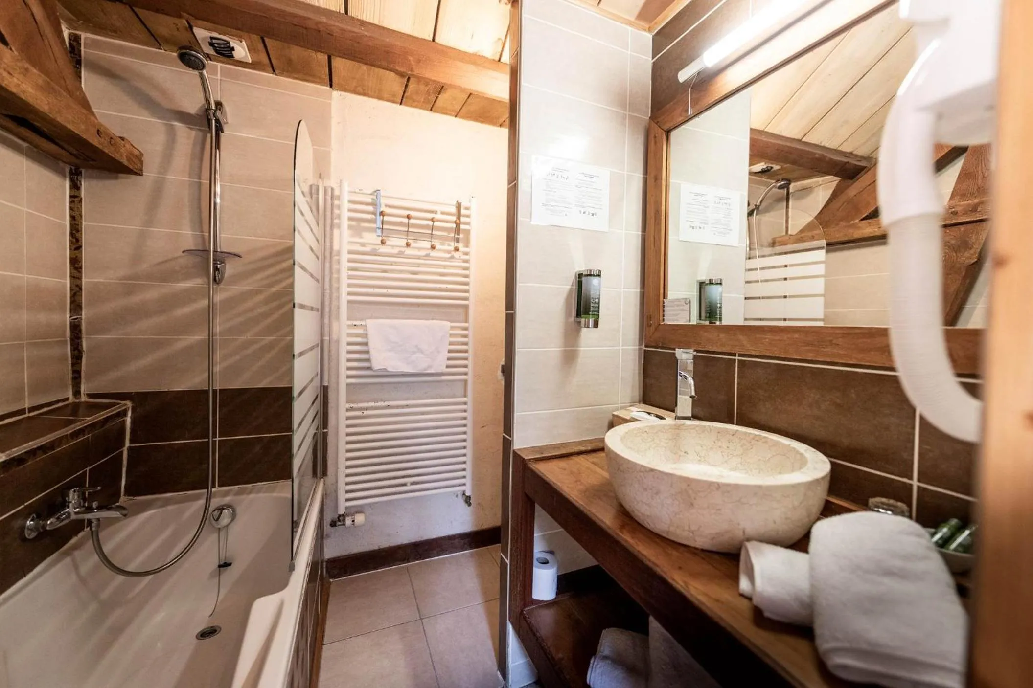 Bathroom in Manoir des Indes, The Originals Relais