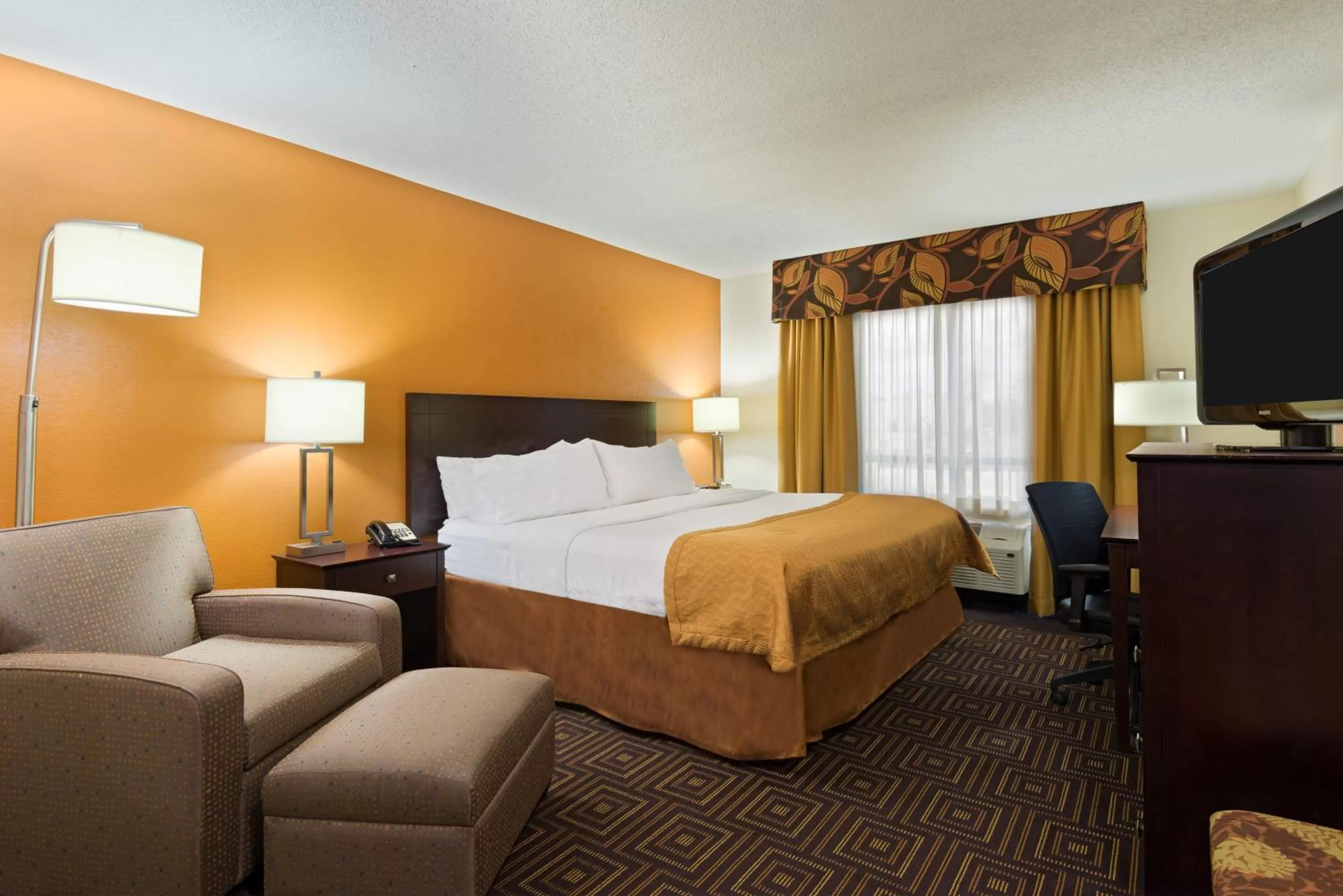 King Room - Mobility Access/Roll in Shower - Non-Smoking in Holiday Inn Knoxville West - Cedar Bluff Rd by IHG