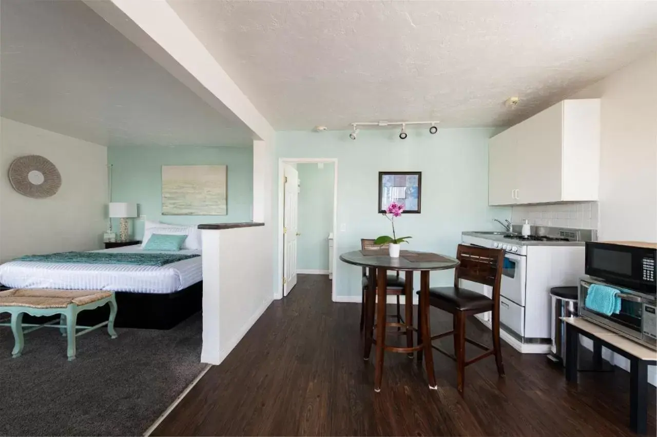 Kitchen or kitchenette, Dining Area in The Patriots Boutique Motel