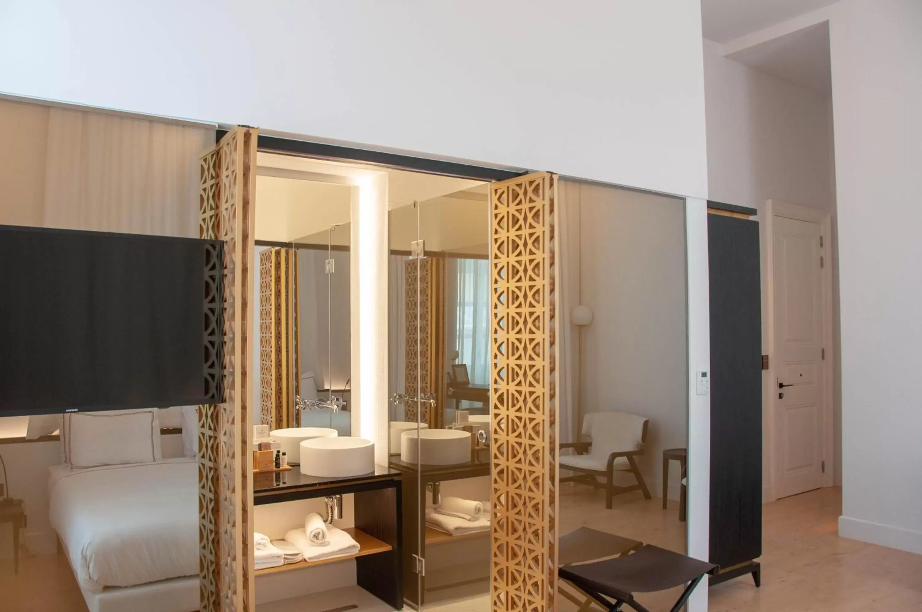 Bathroom, TV/Entertainment Center in S Paul City Hotel