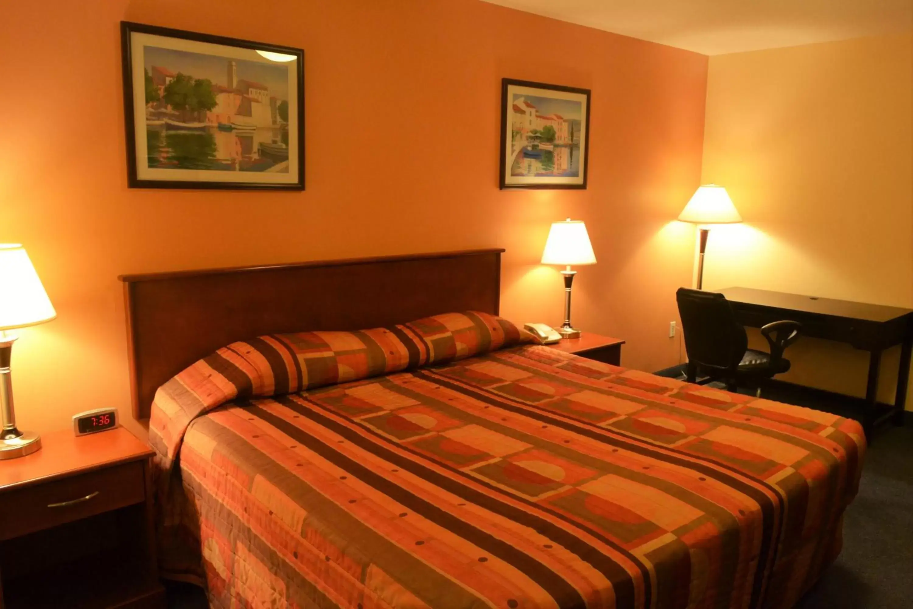 Bedroom, Bed in Aurora Park Inn & Suites