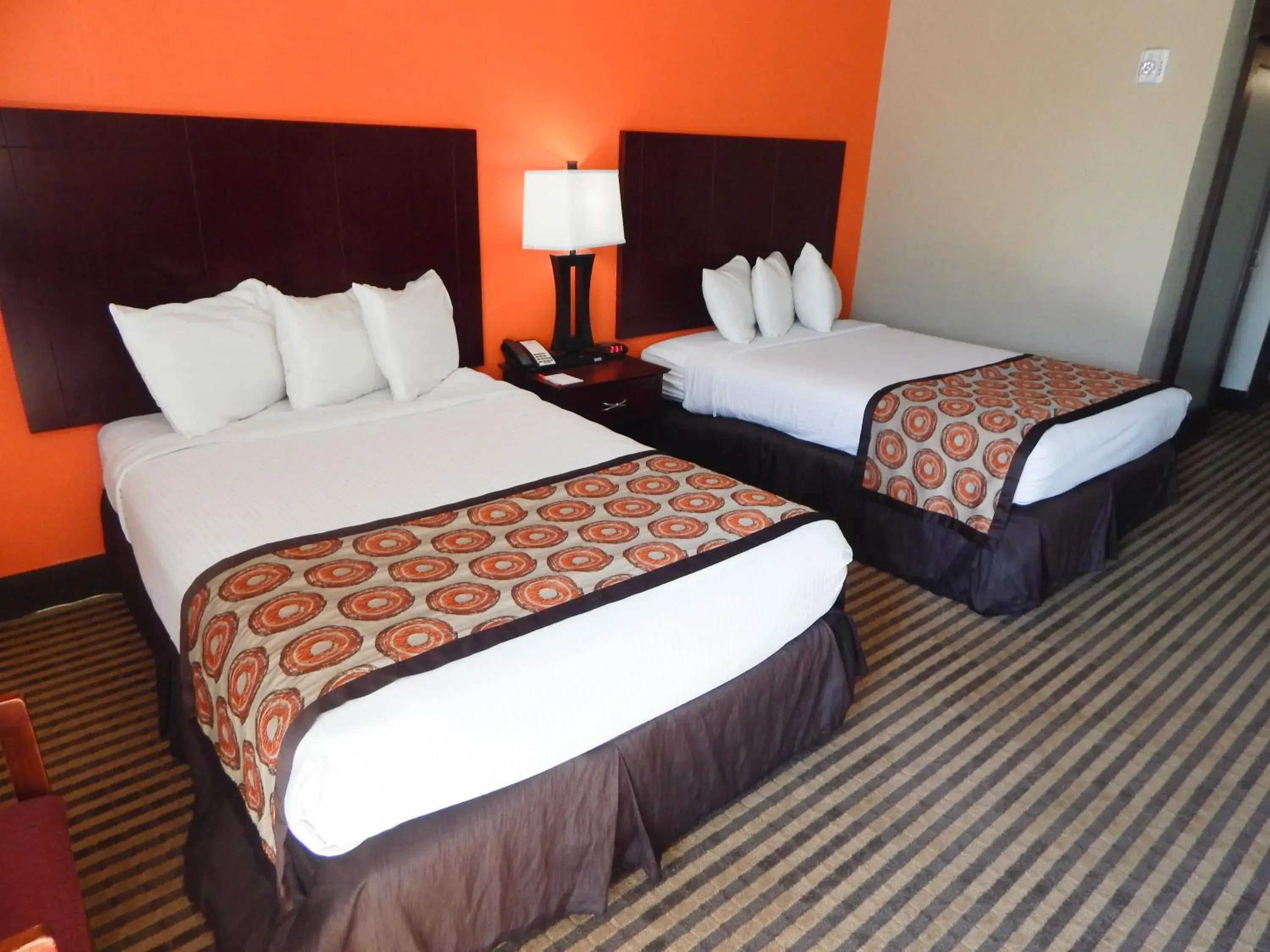 Double Room with Two Double Beds - Non-Smoking in Howard Johnson by Wyndham Arlington Ballpark / Six Flags Double Room with Two Double Beds - Non-Smoking in Howard Johnson by Wyndham Arlington Ballpark / Six Flags