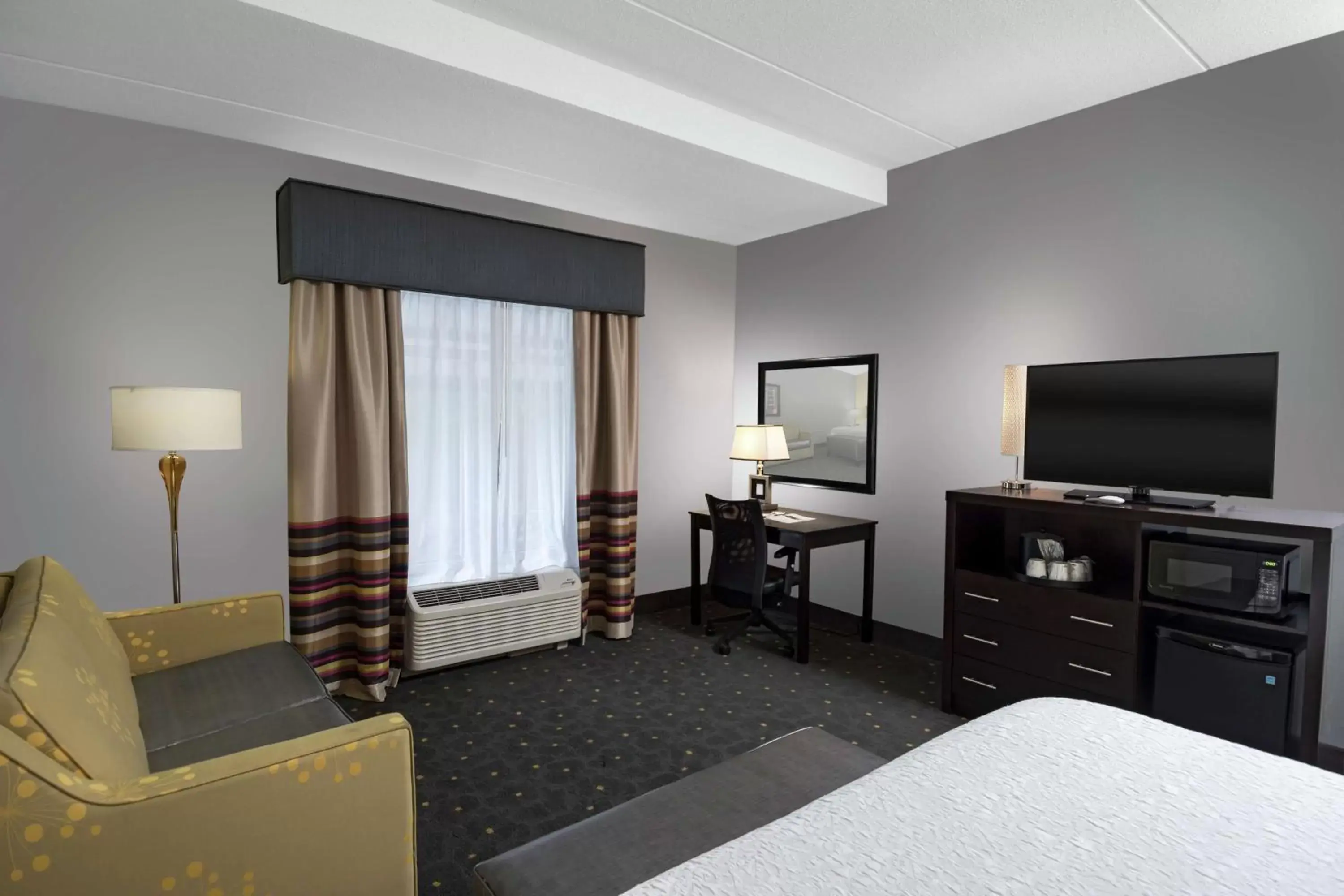 Bedroom, TV/Entertainment Center in Hampton Inn & Suites - Raleigh Downtown