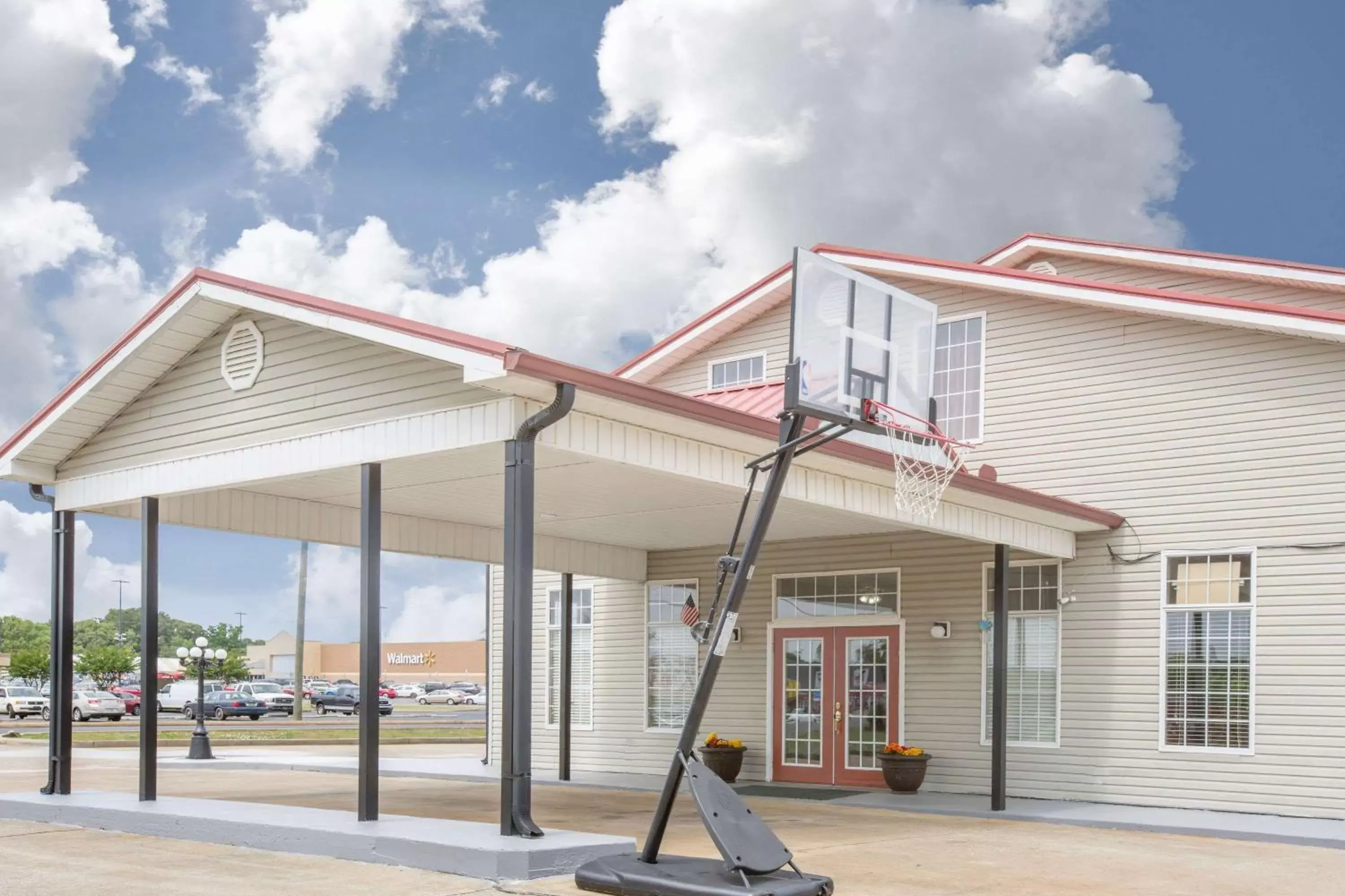 Property building in Super 8 by Wyndham Talladega AL Property building in Super 8 by Wyndham Talladega AL