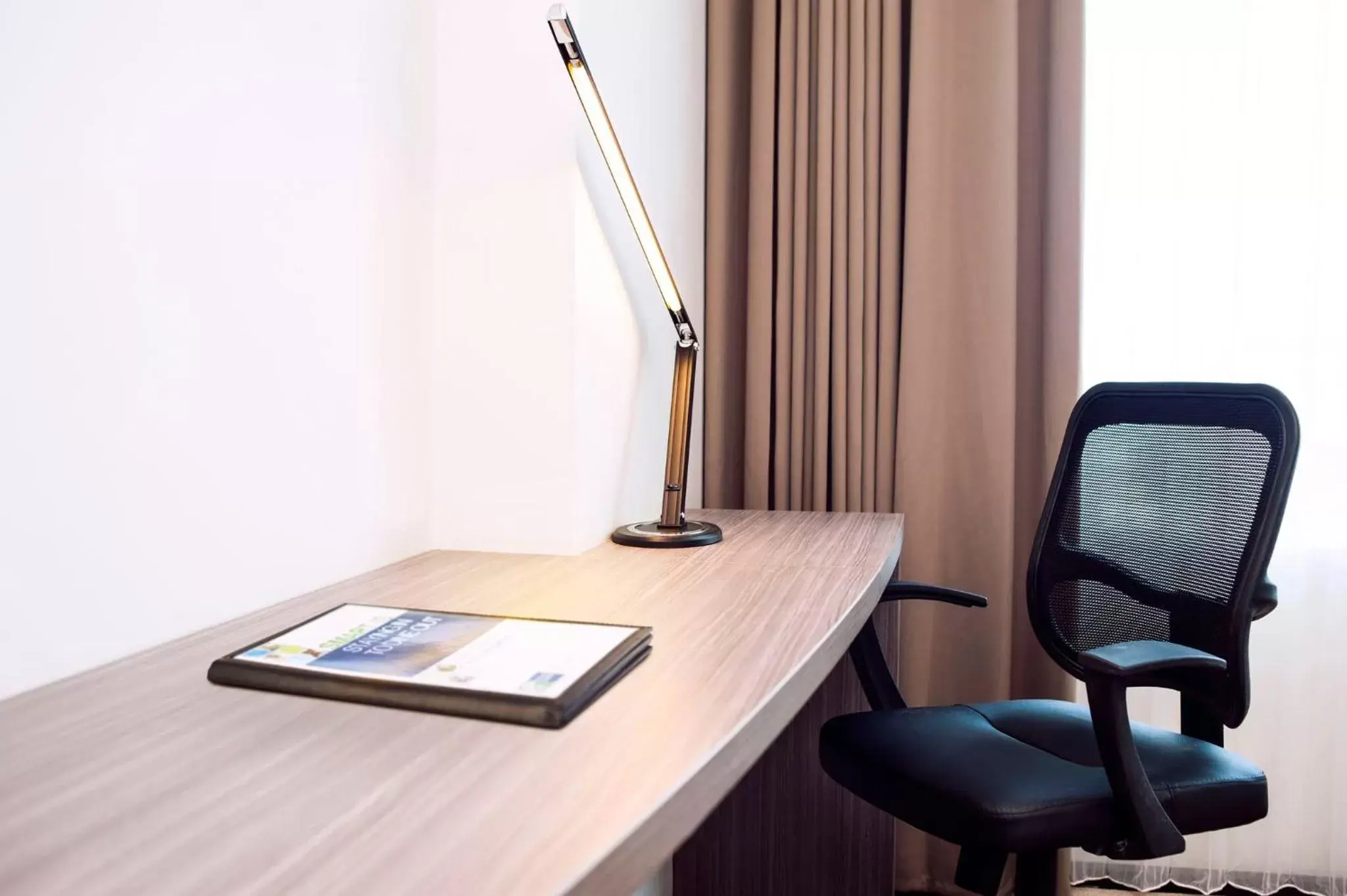 Standard Twin Room with City View and Free Breakfast - Non-Smoking in Holiday Inn Express Surabaya CenterPoint by IHG Standard Twin Room with City View and Free Breakfast - Non-Smoking in Holiday Inn Express Surabaya CenterPoint by IHG