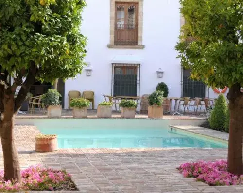 Swimming Pool in Hotel Puerta de la Luna