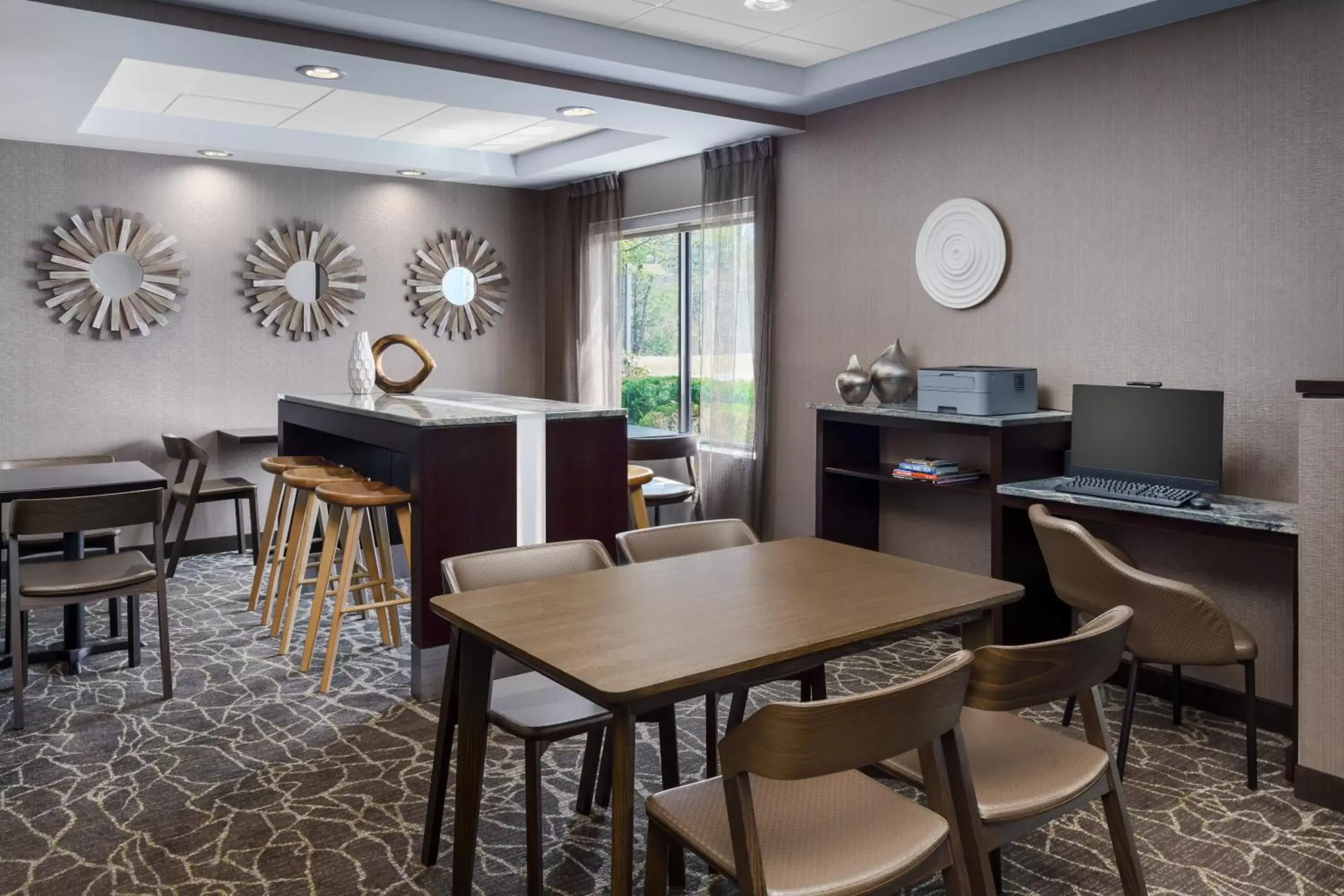 Business facilities, Restaurant/Places to Eat in SpringHill Suites Manchester-Boston Regional Airport