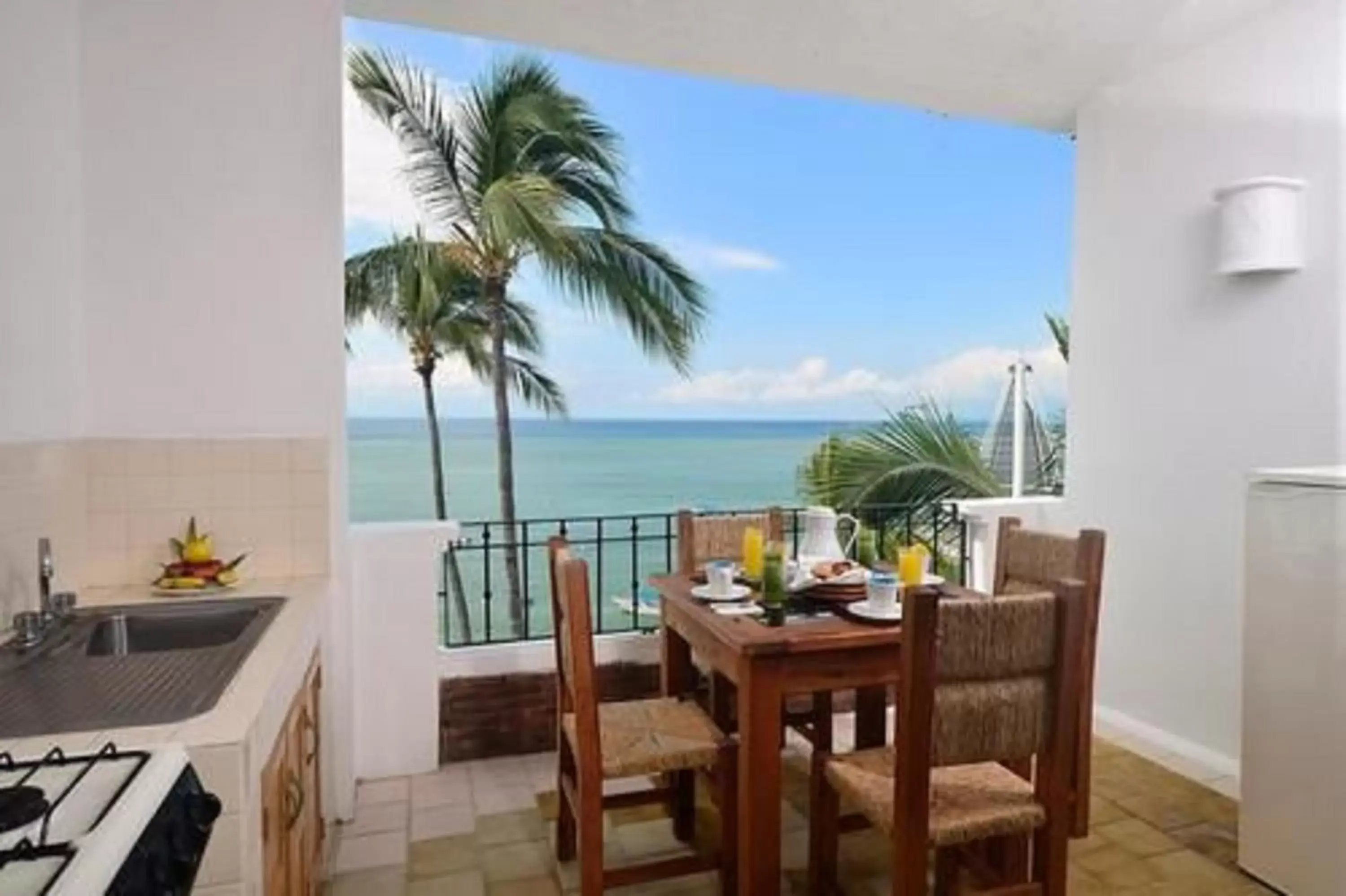 Dining area in Emperador Vallarta Beachfront Hotel and Suites