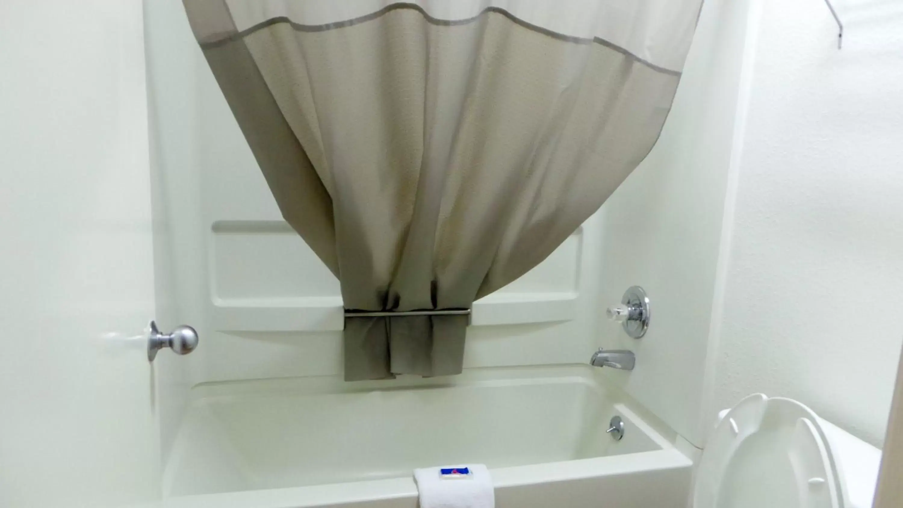 Shower, Bathroom in Motel 6-Covington, TN