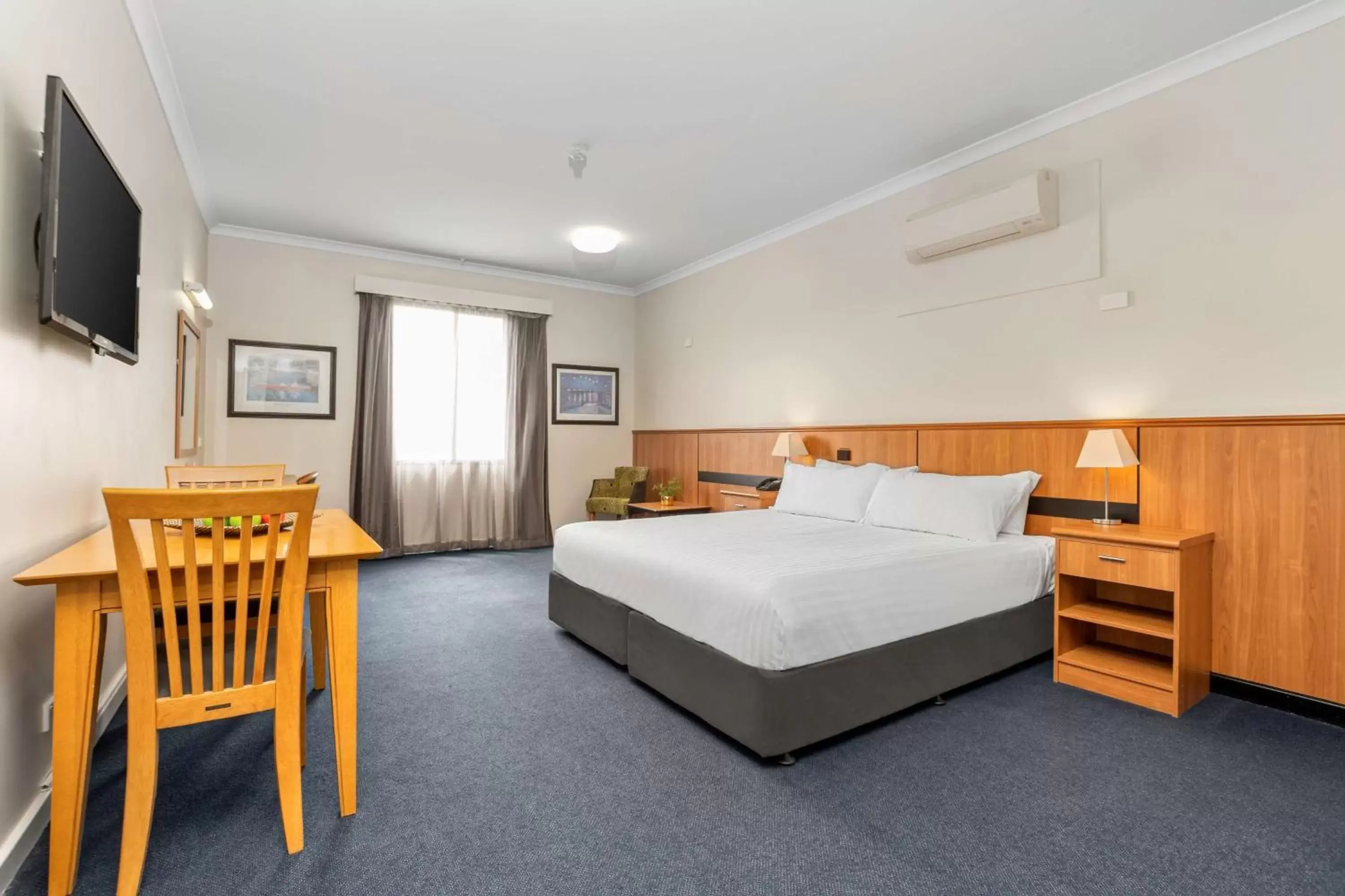 Photo of the whole room in Metro Hotel Perth City