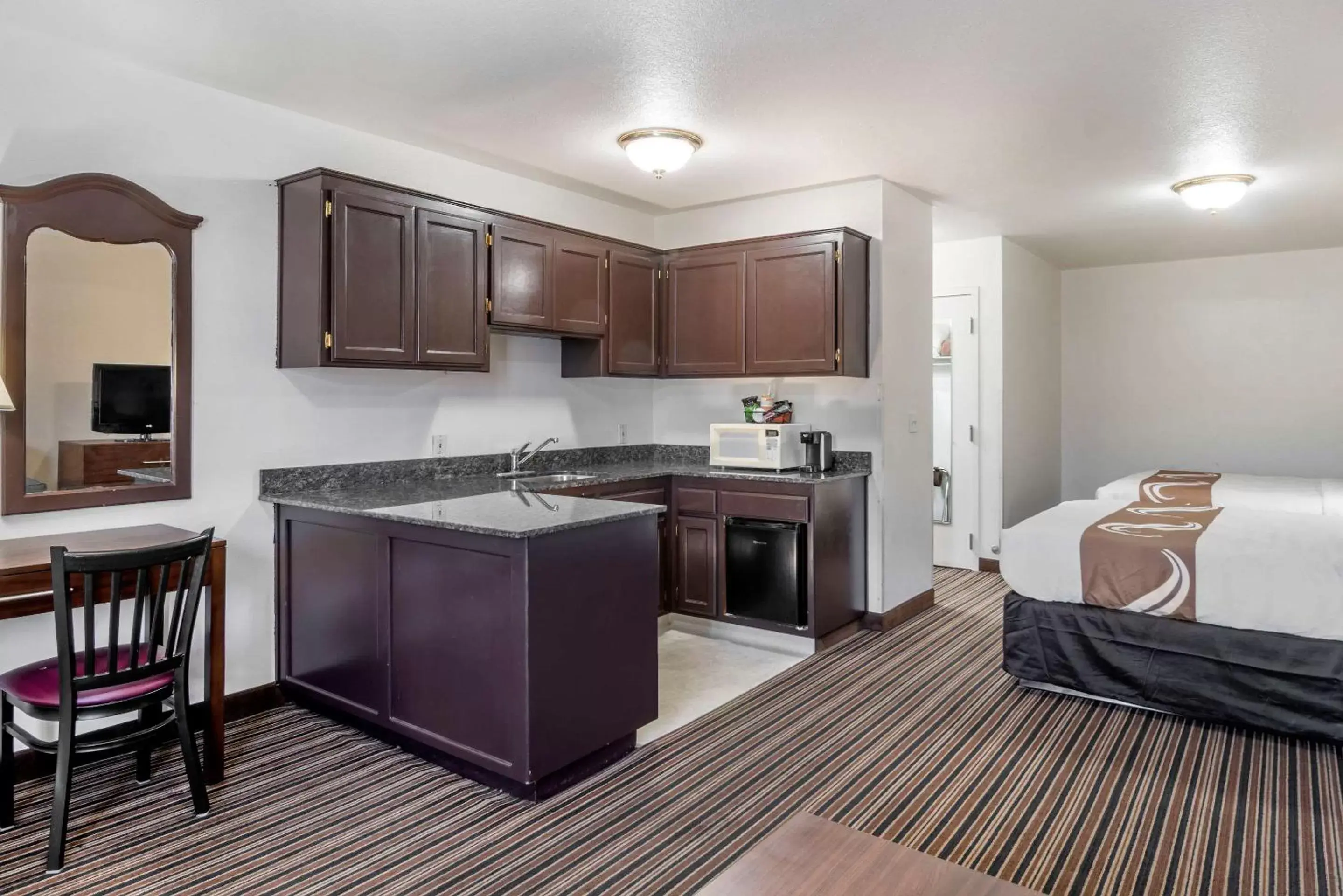 Photo of the whole room, Kitchen/Kitchenette in Quality Inn Central Roseburg