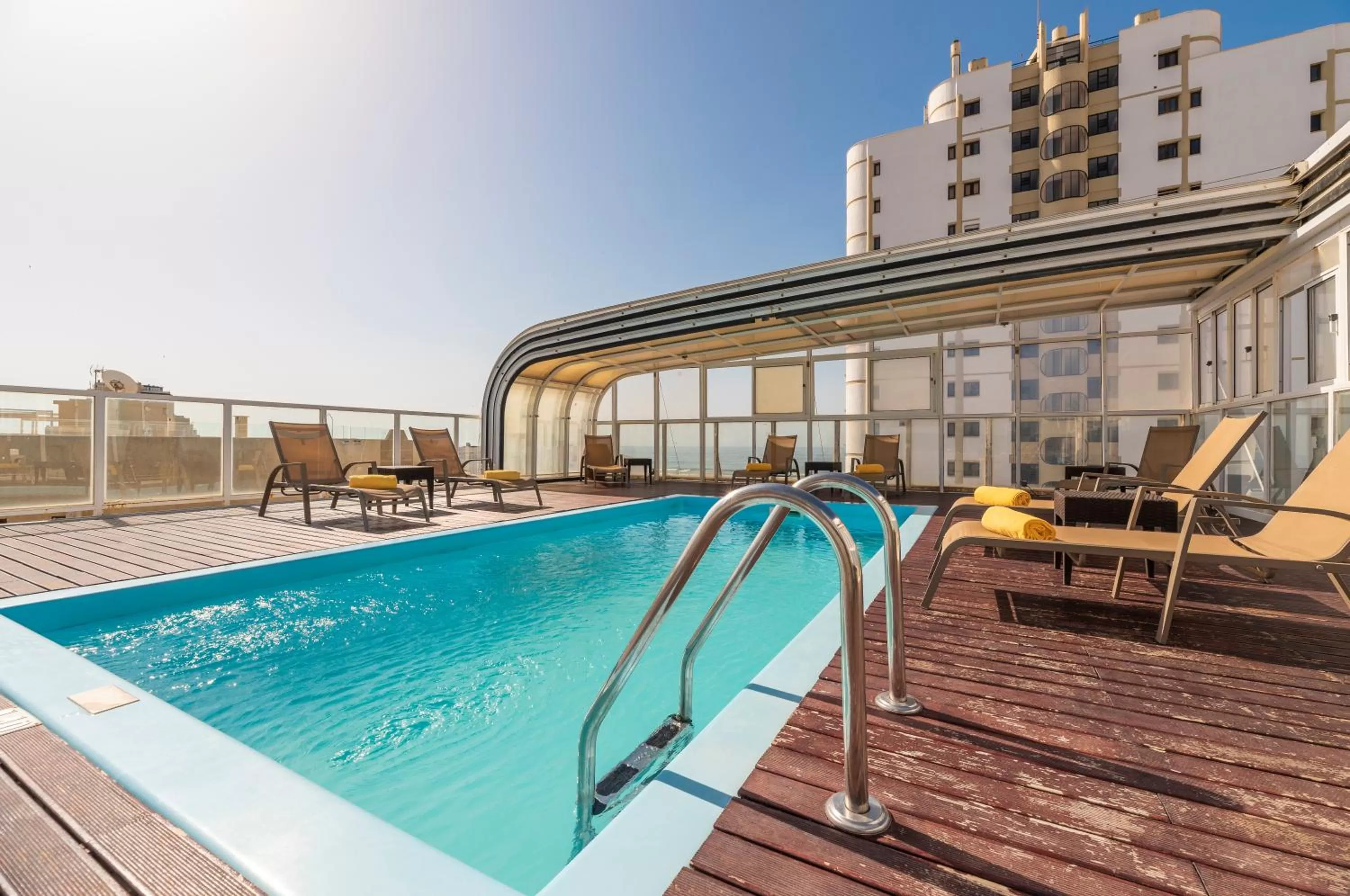 Swimming pool in Hotel Baía De Monte Gordo