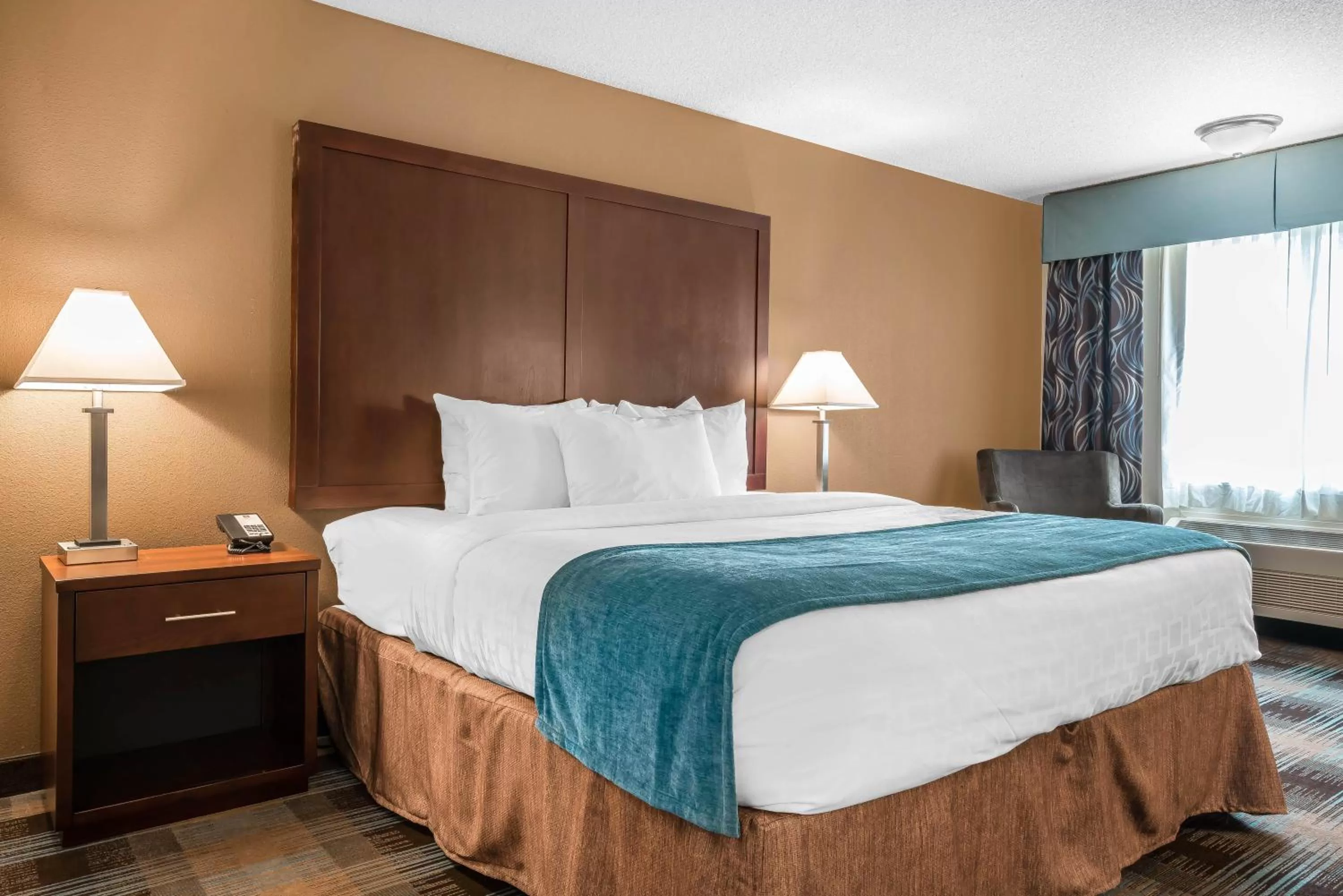 Bedroom, Bed in Oasis Inn Tacoma