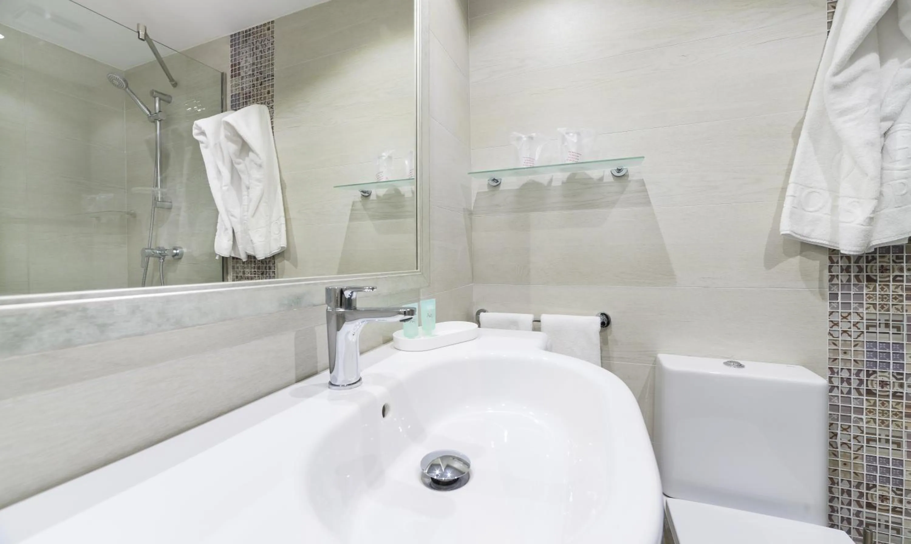 Toilet in Hoposa Niu