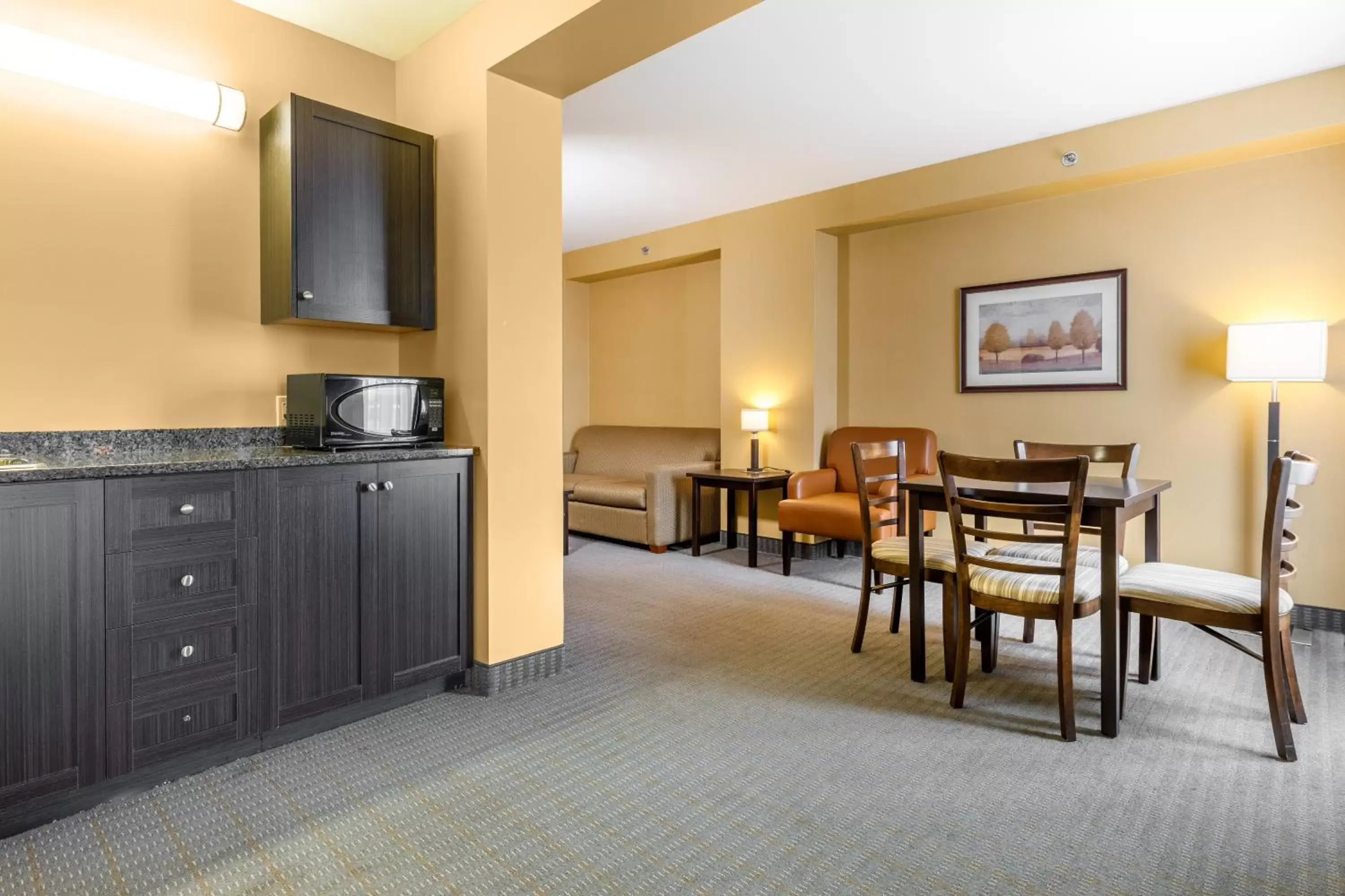 Kitchen or kitchenette, Dining Area in Quality Inn & Suites Victoriaville