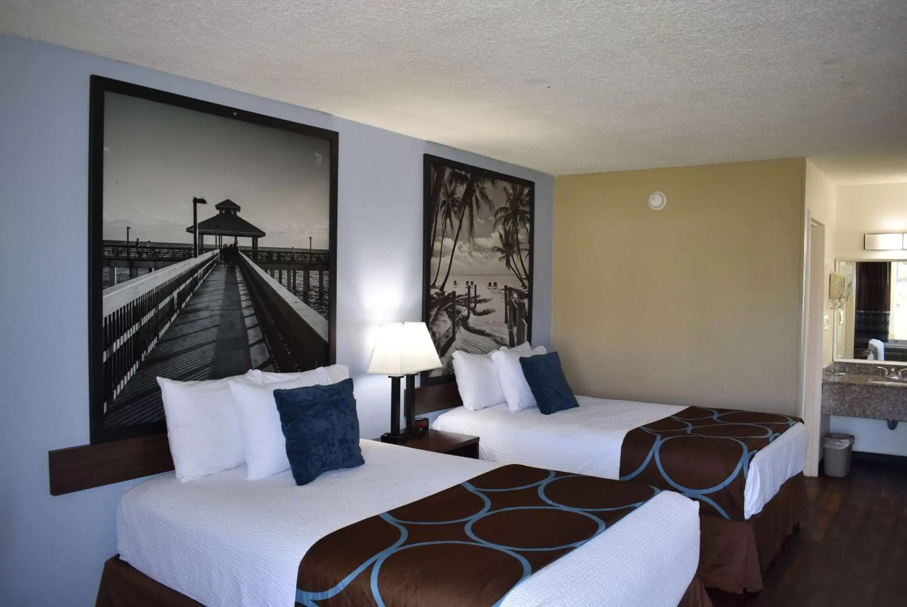 Photo of the whole room, Bed in Super 8 by Wyndham Ocala I-75
