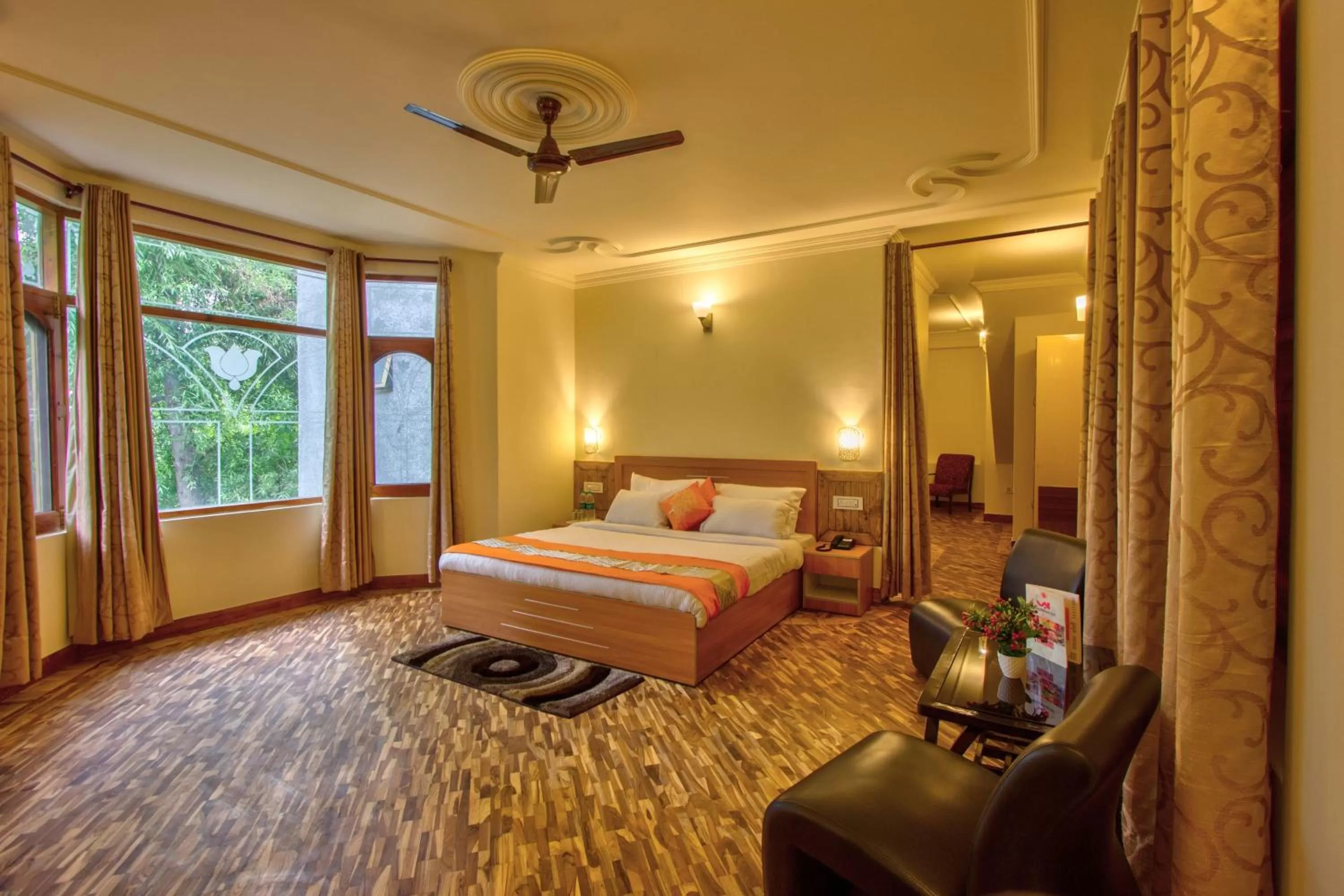 Photo of the whole room, Bed in Woodstock Inn Manali 800 Mtrs from Mall Road