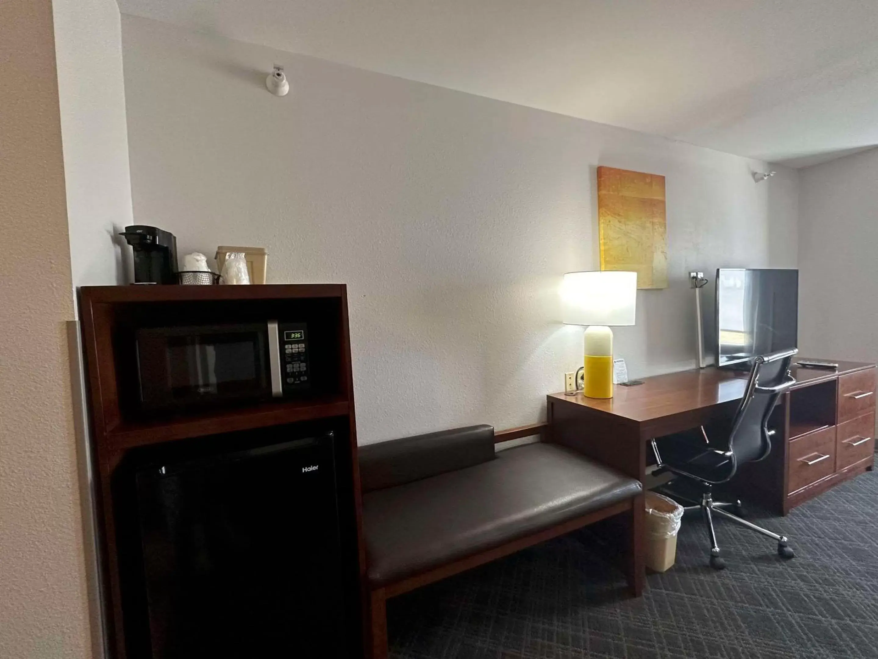 Bedroom, TV/Entertainment Center in Comfort Suites Jackson - Cape Girardeau