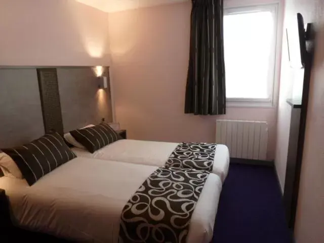 Photo of the whole room, Bed in Tourhotel Blois