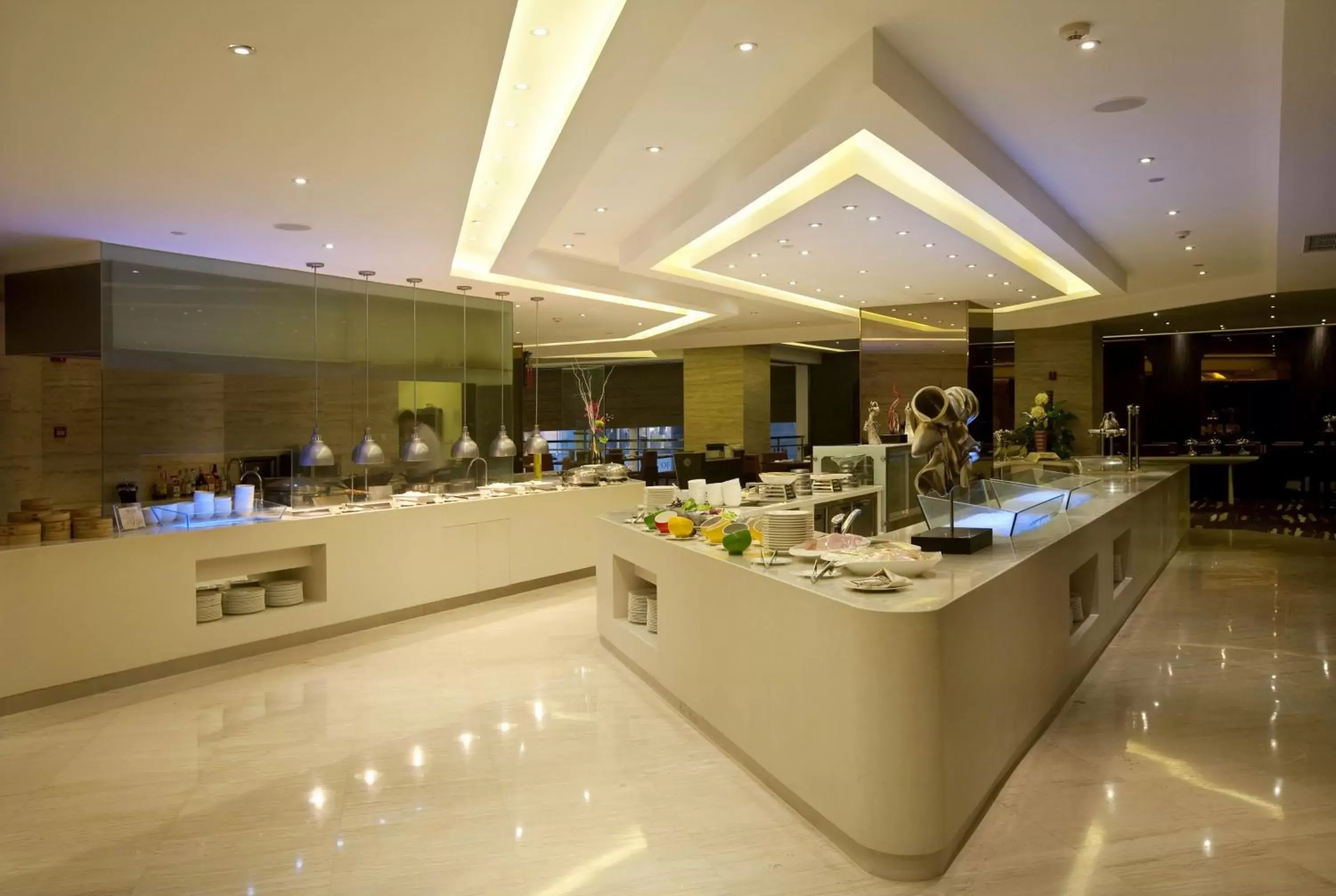 Breakfast, Restaurant/Places to Eat in Holiday Inn Shanghai Songjiang, an IHG Hotel - Miaoqian Street