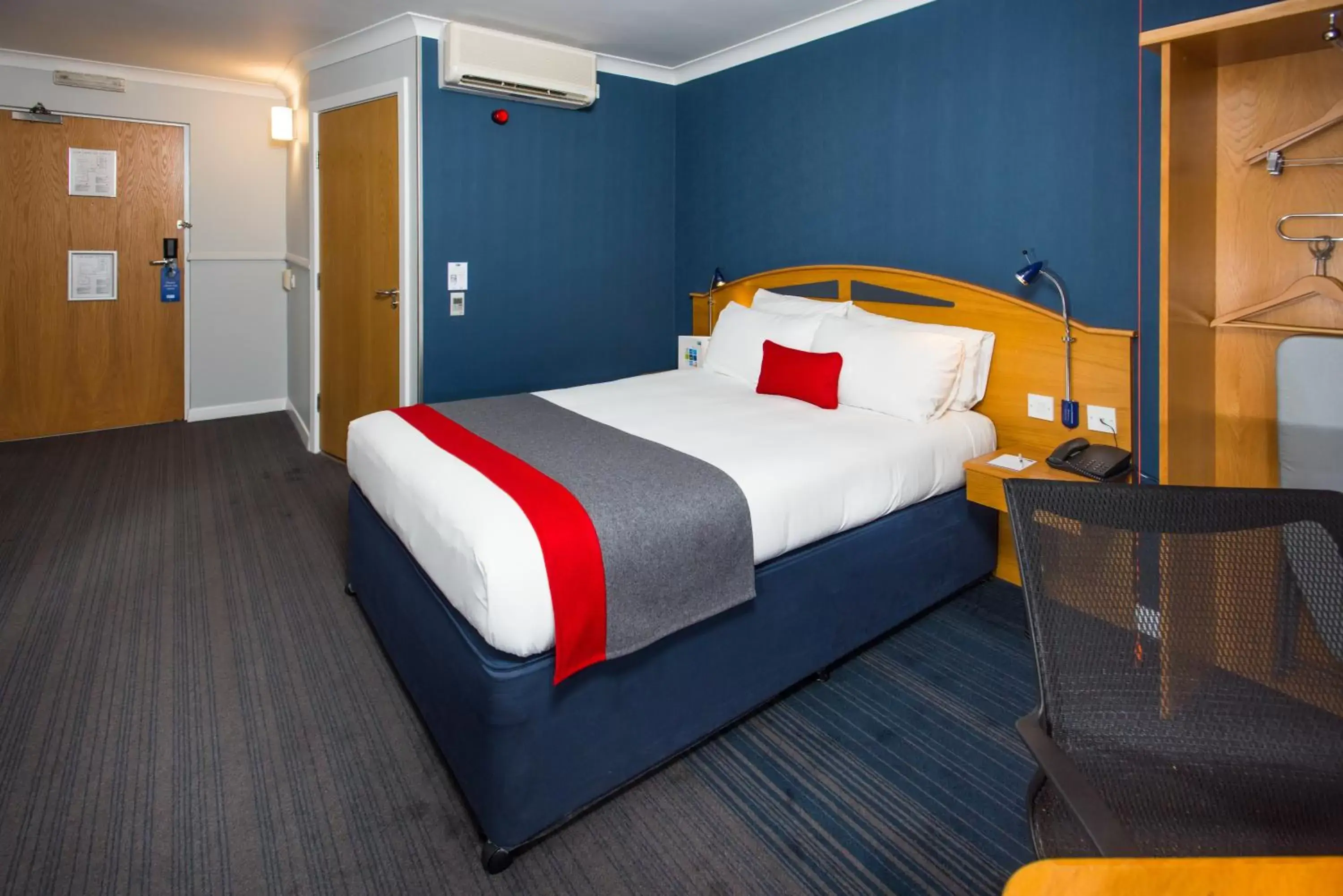 Photo of the whole room, Bed in Holiday Inn Express East Midlands Airport, an IHG Hotel