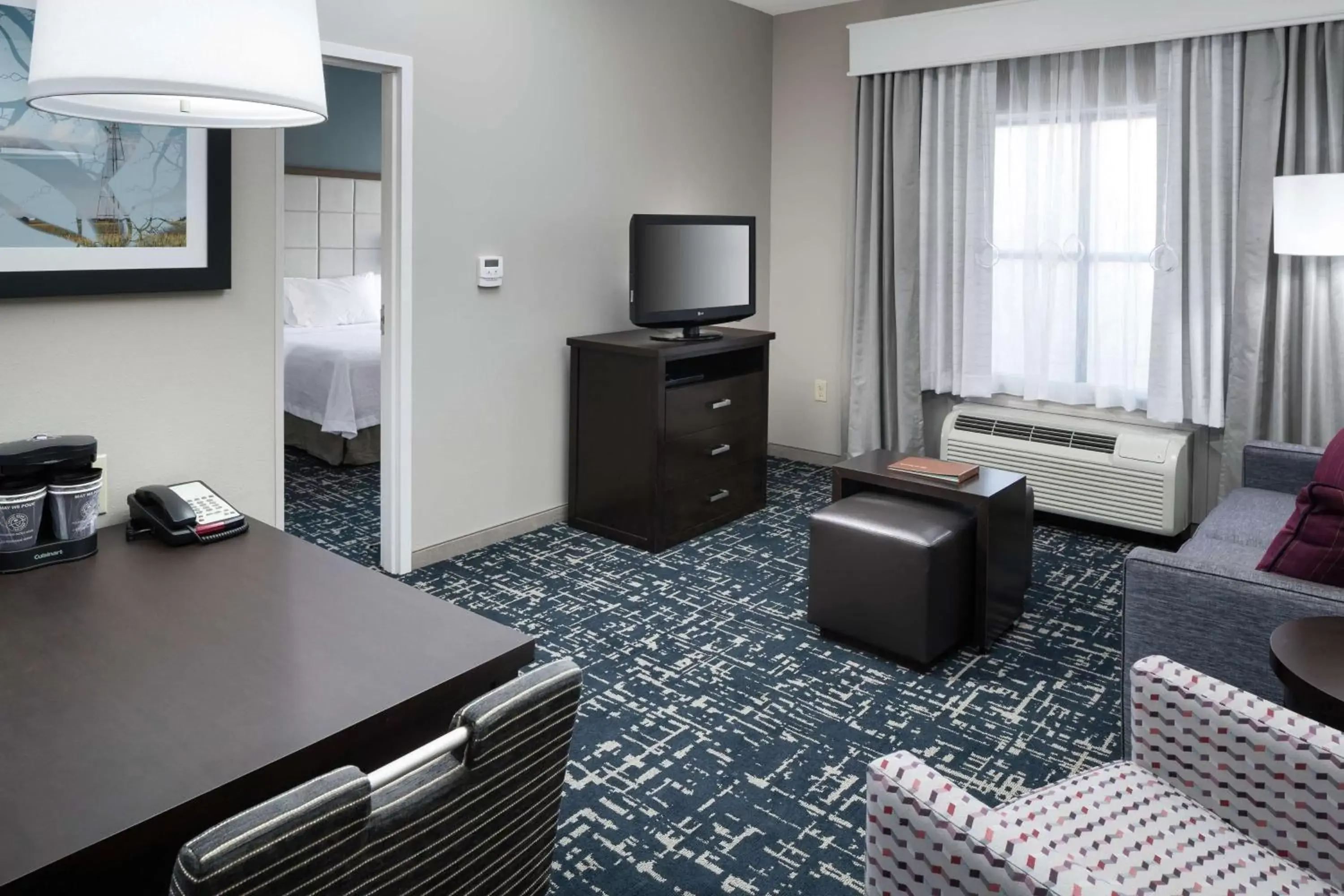 Bedroom, TV/Entertainment Center in Homewood Suites by Hilton Cedar Rapids-North