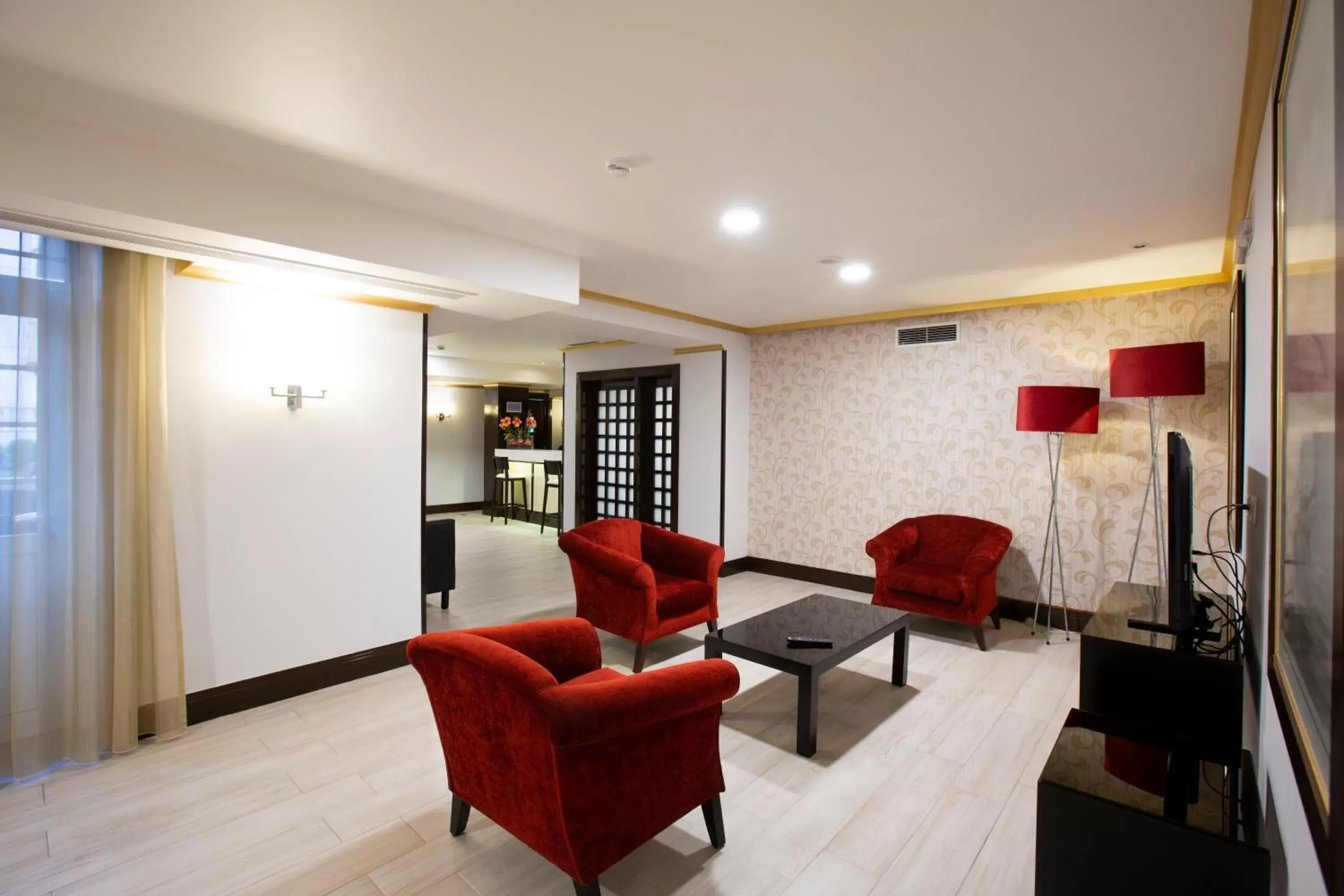 Communal lounge/ TV room, Seating Area in Veneza Hotel