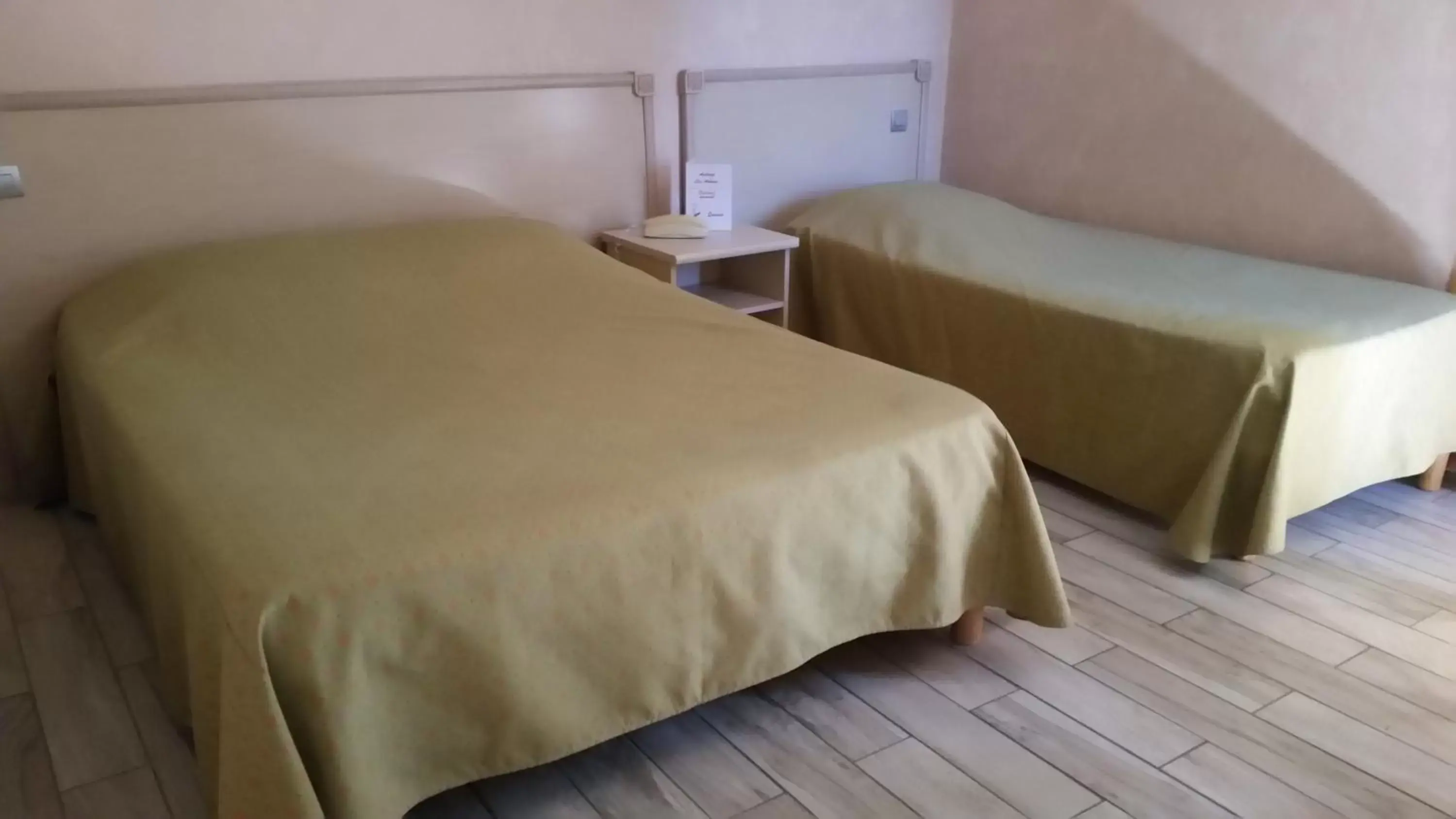 Bed in Auberge les Aromes