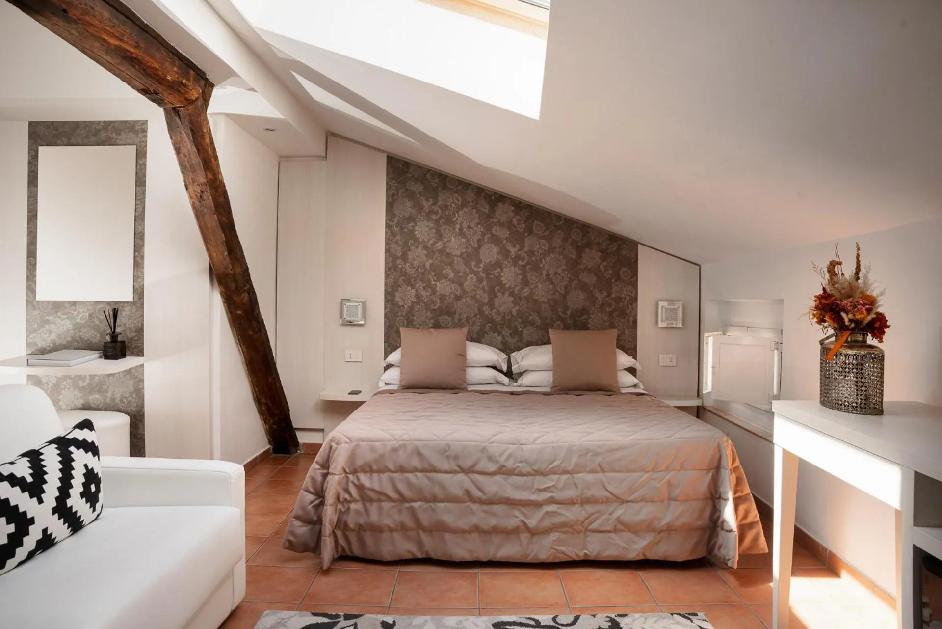 Photo of the whole room, Bed in Albergo Rossini 1936 - Small & Charming