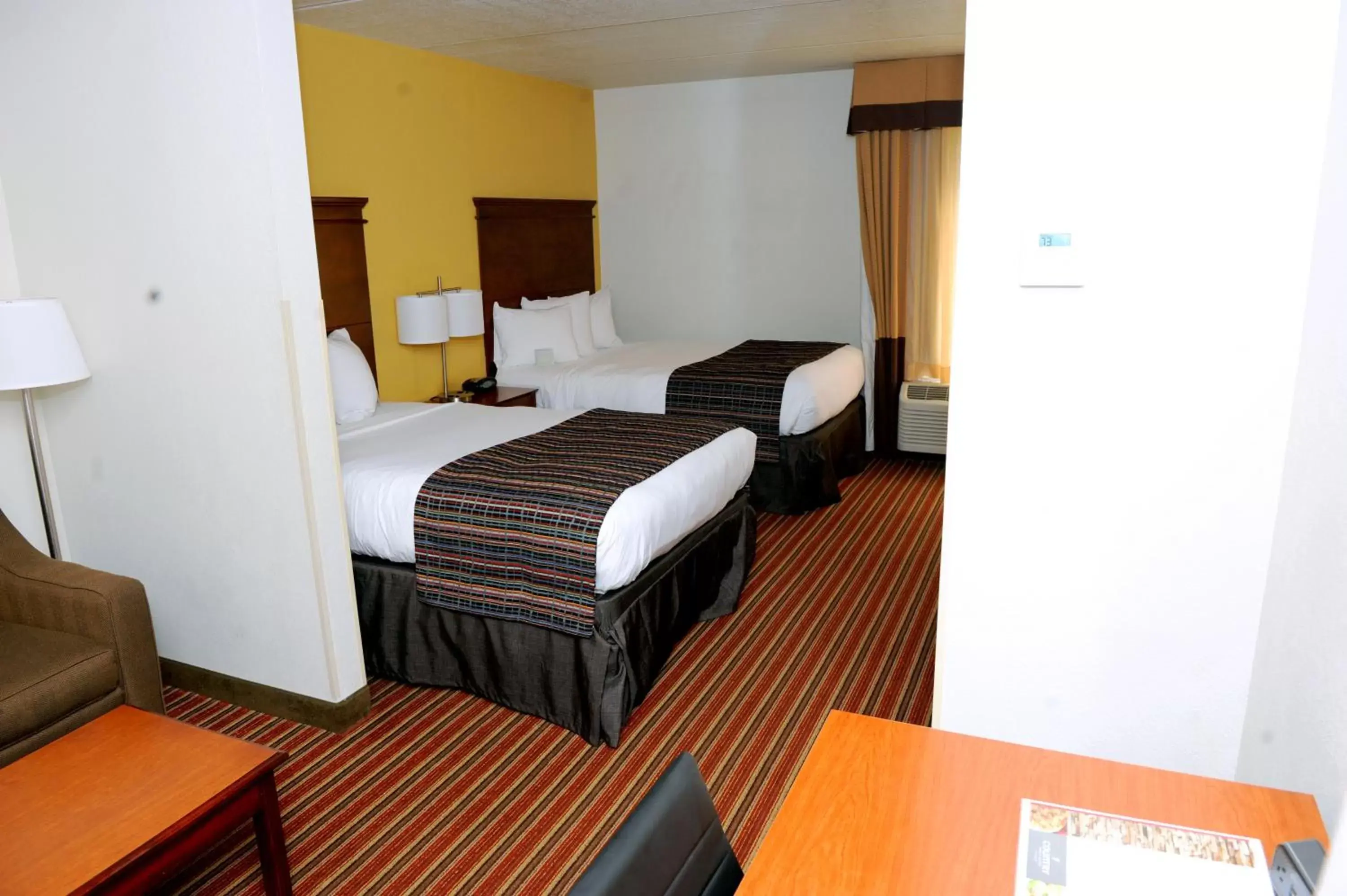Bed in Country Inn & Suites by Radisson, Alpharetta, GA
