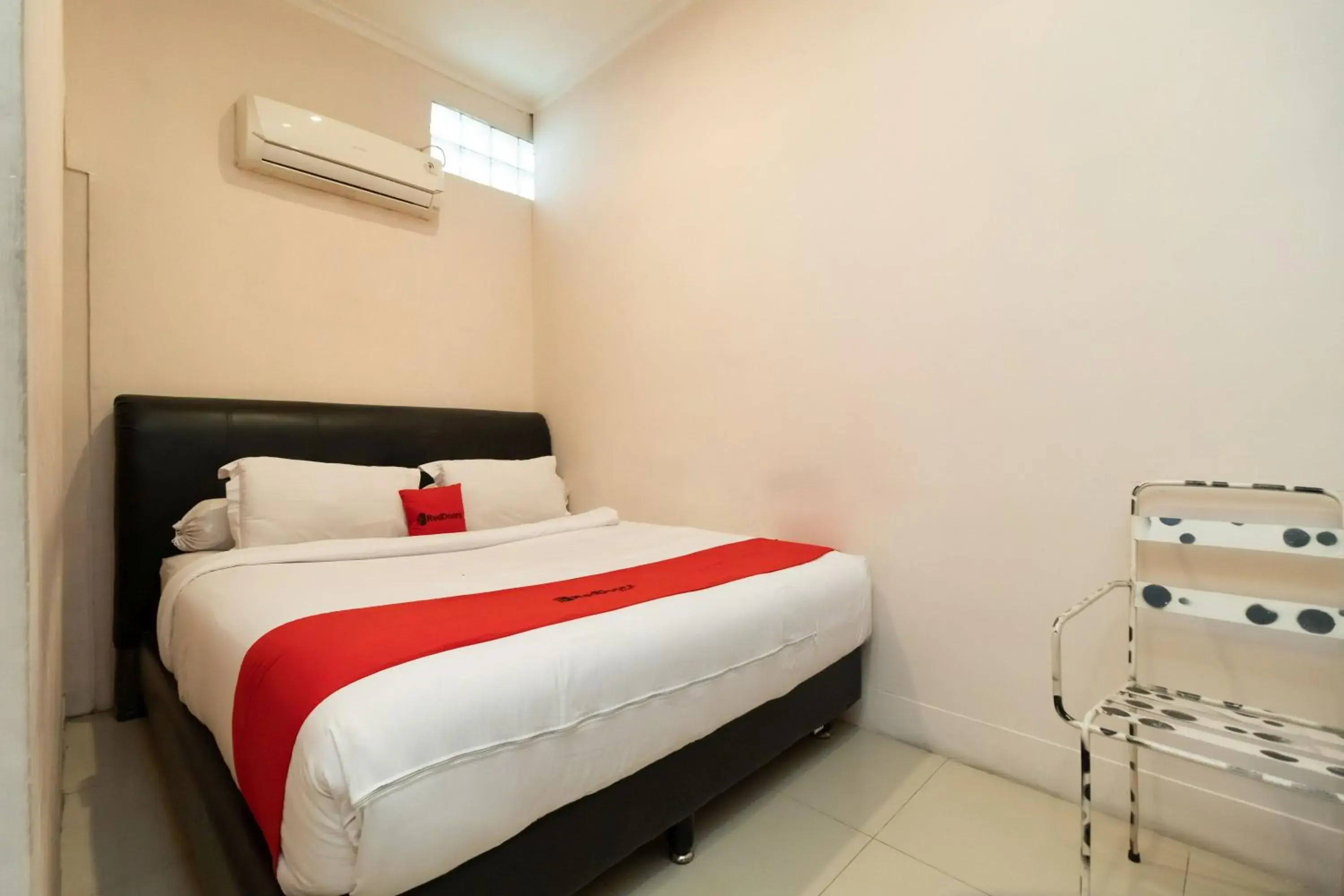 Bedroom, Bed in RedDoorz At Fella Homestay Medan