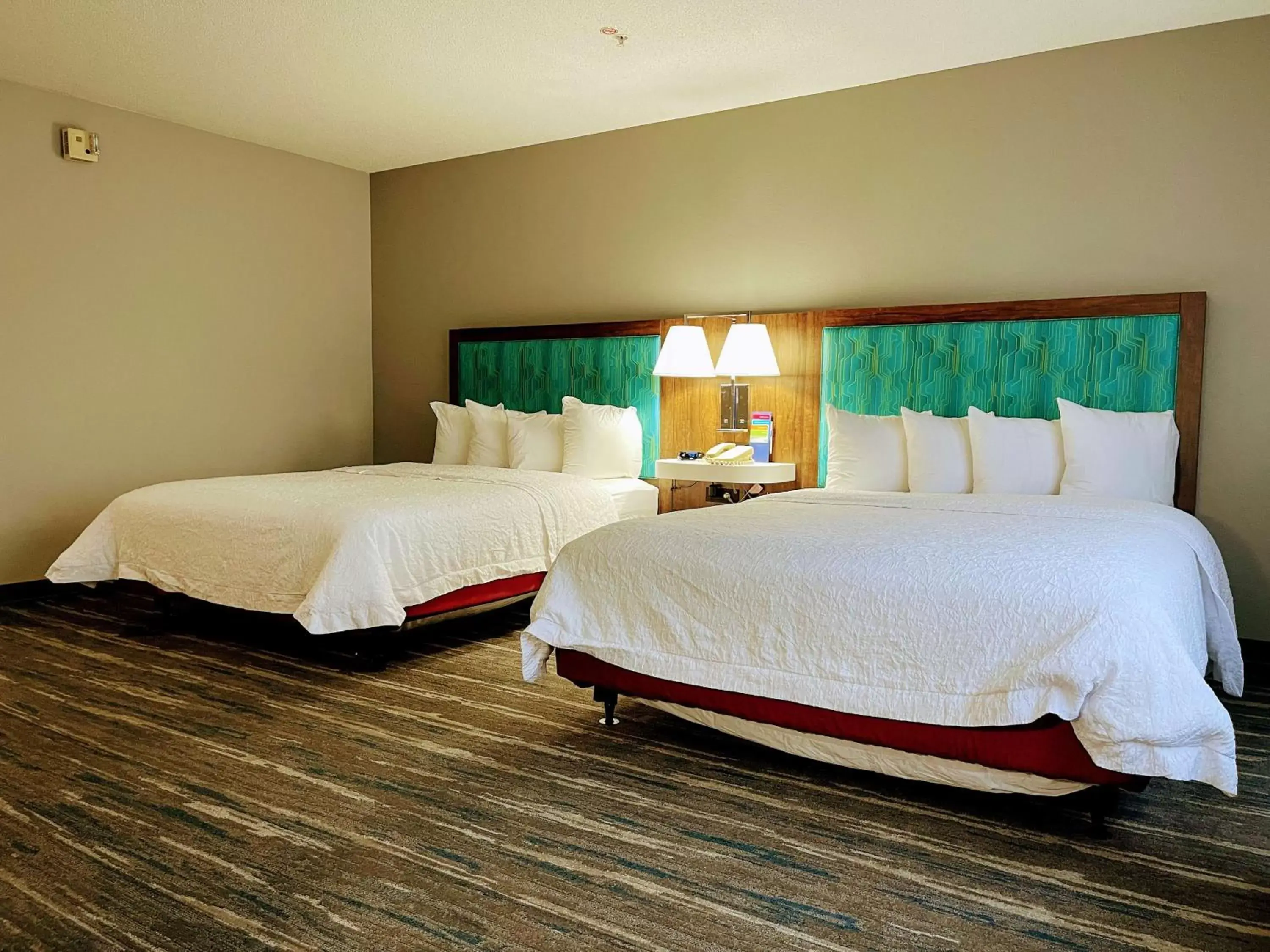 Bed in Hampton Inn & Suites Pensacola I-10 N at University Town Plaza