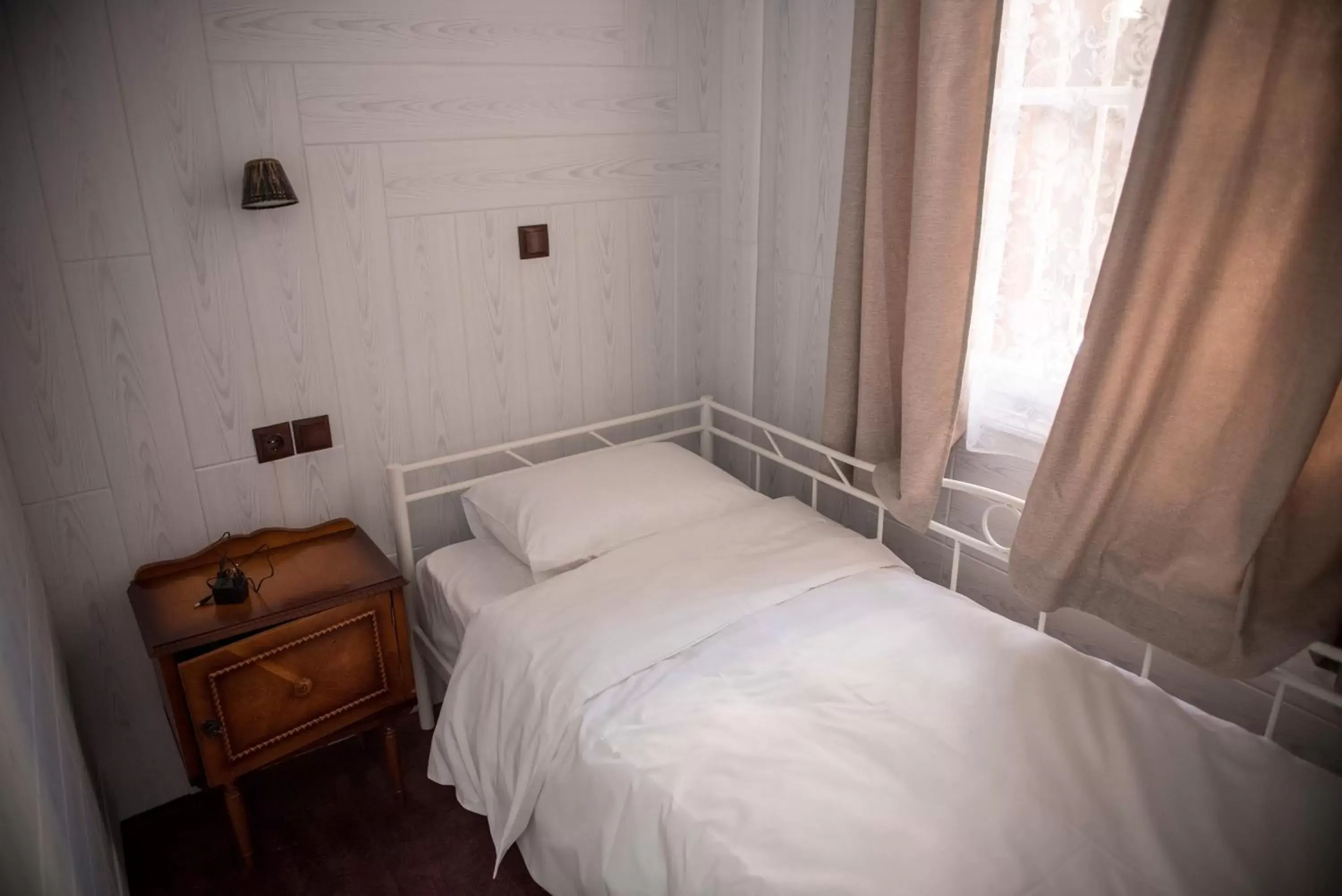 Bed in 1920s Rooms