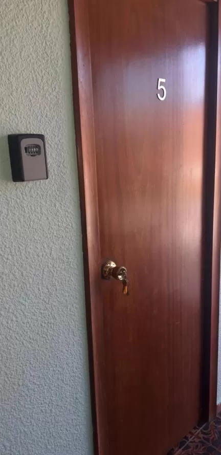 Logo/Certificate/Sign/Award in Pensión Benavente AP-7 3 min - Playa 5 min coche