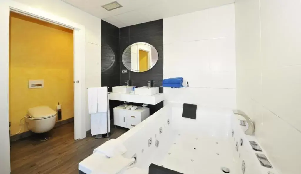 Bathroom in Hotel Salobreña Suites