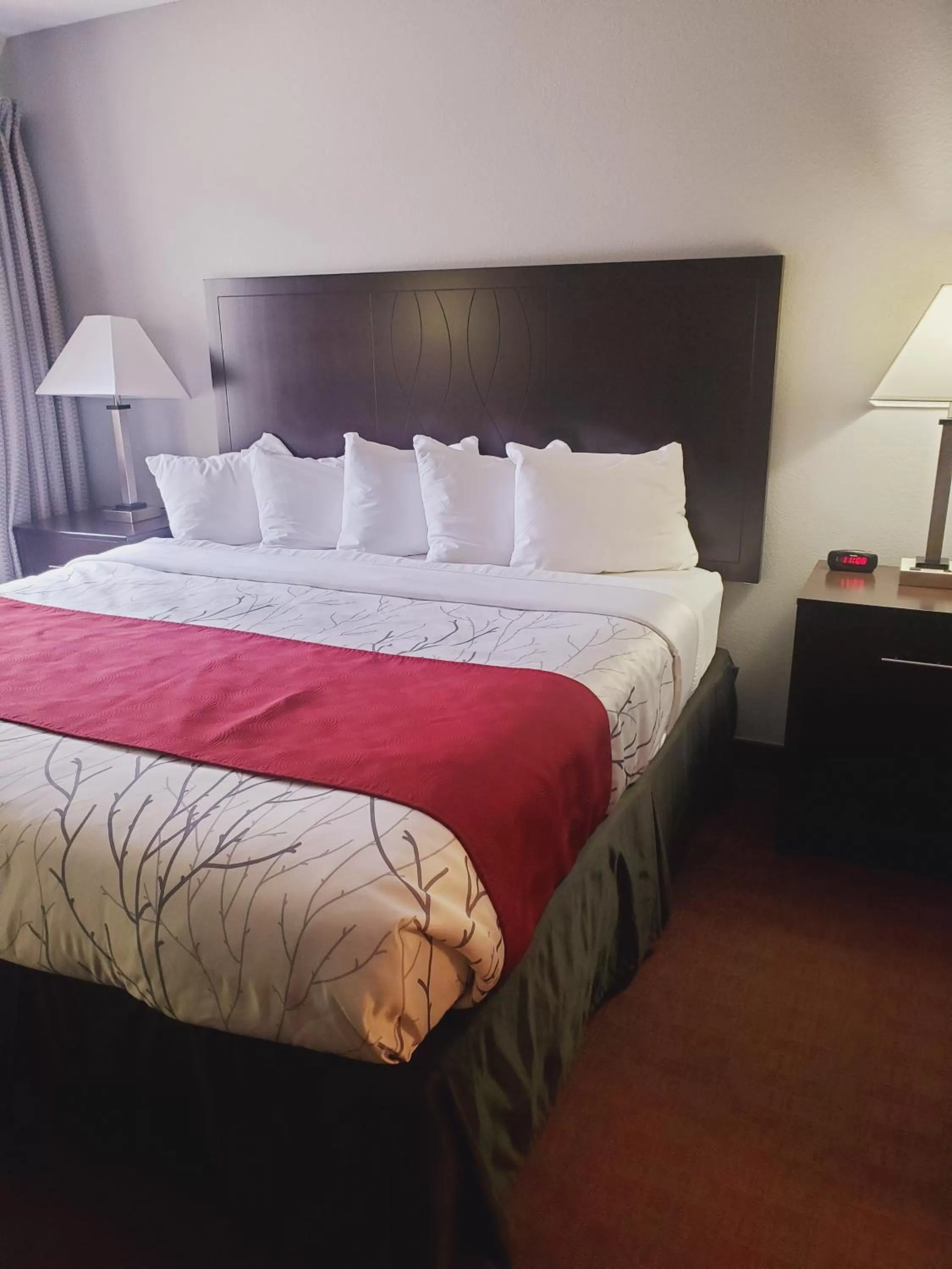 Bed in Blackstone Lodge and Suites