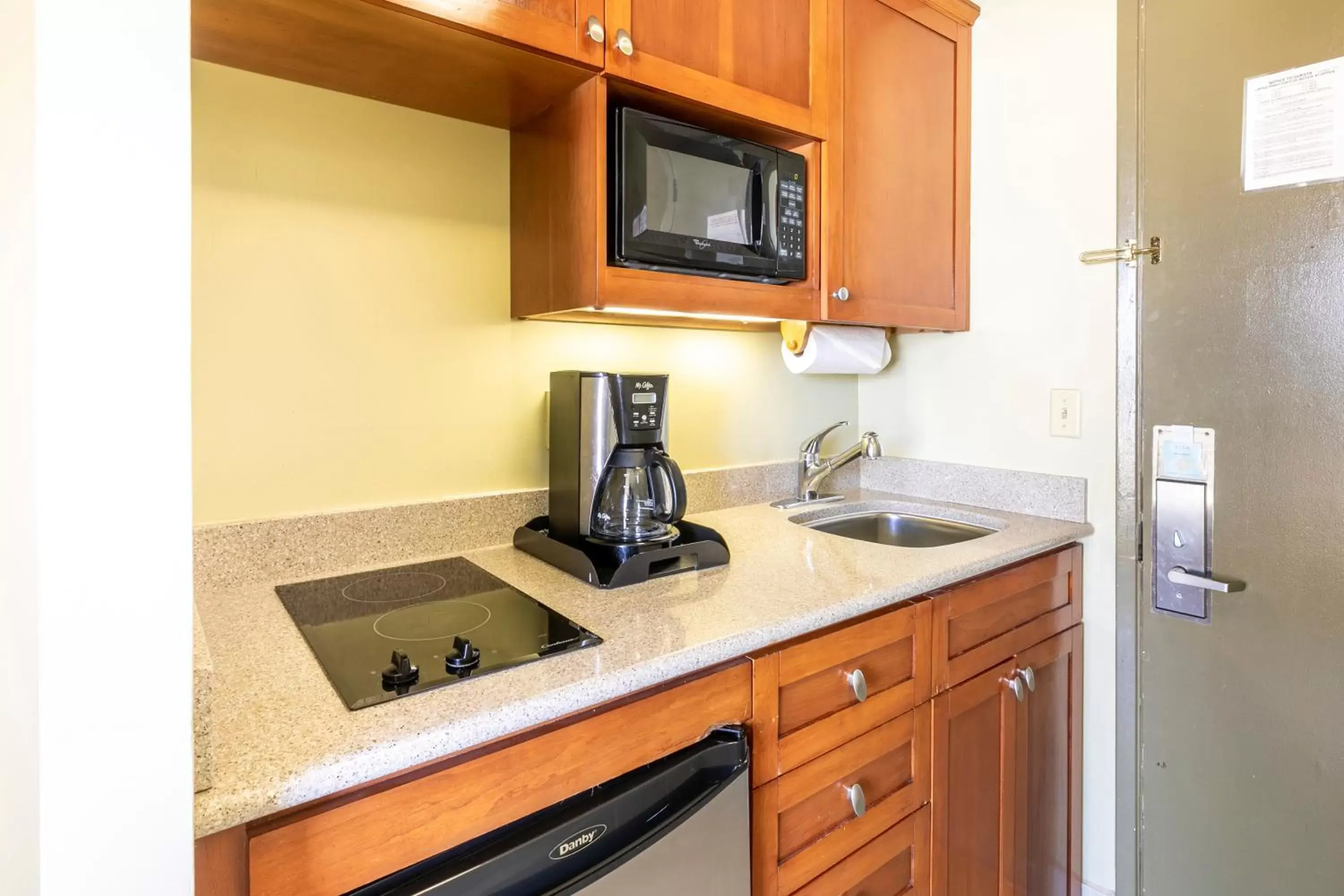 Coffee/tea facilities, Kitchen/Kitchenette in Pacific Monarch