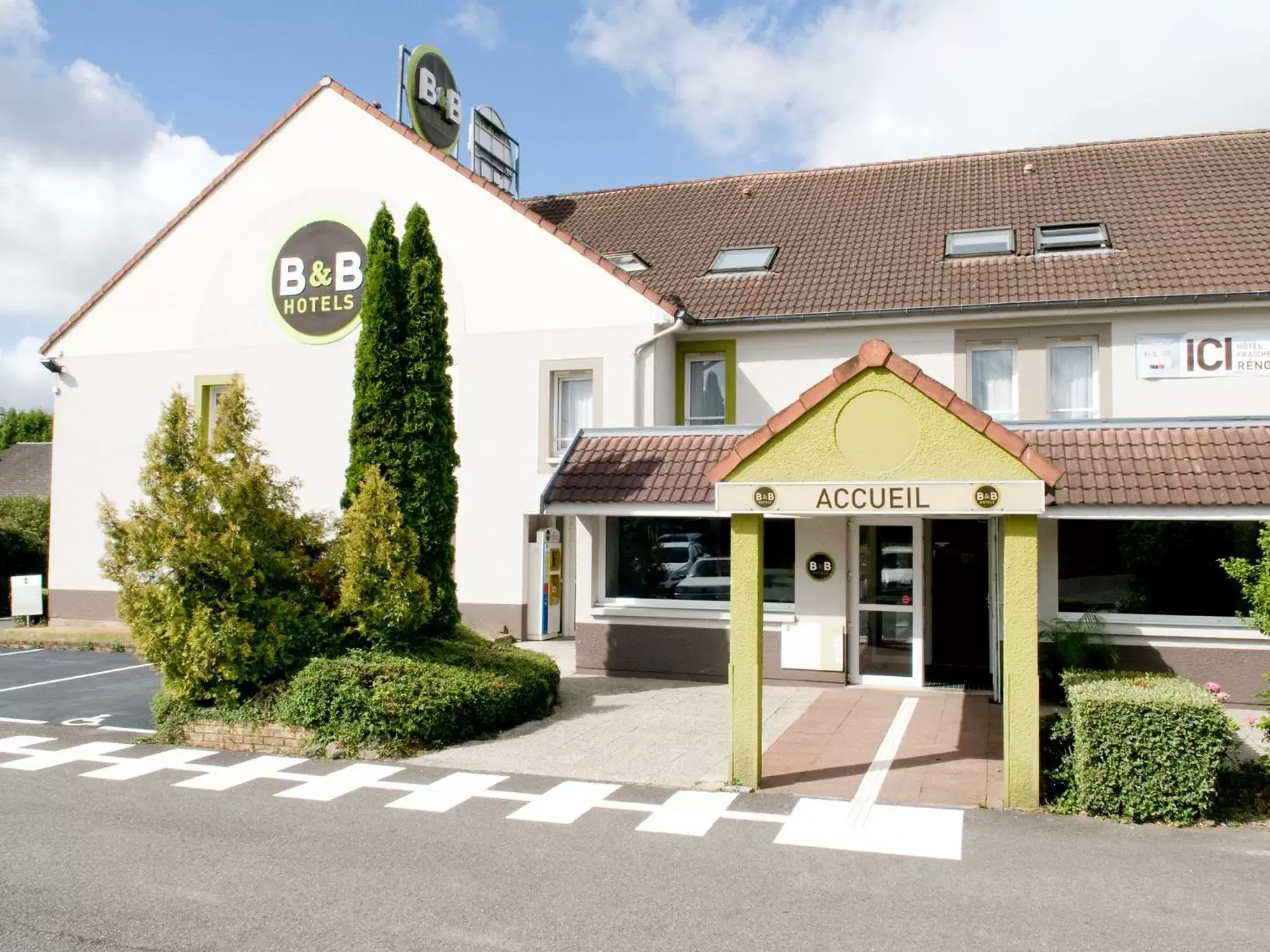 Facade/entrance, Property Building in B&B HOTEL Saint-Quentin