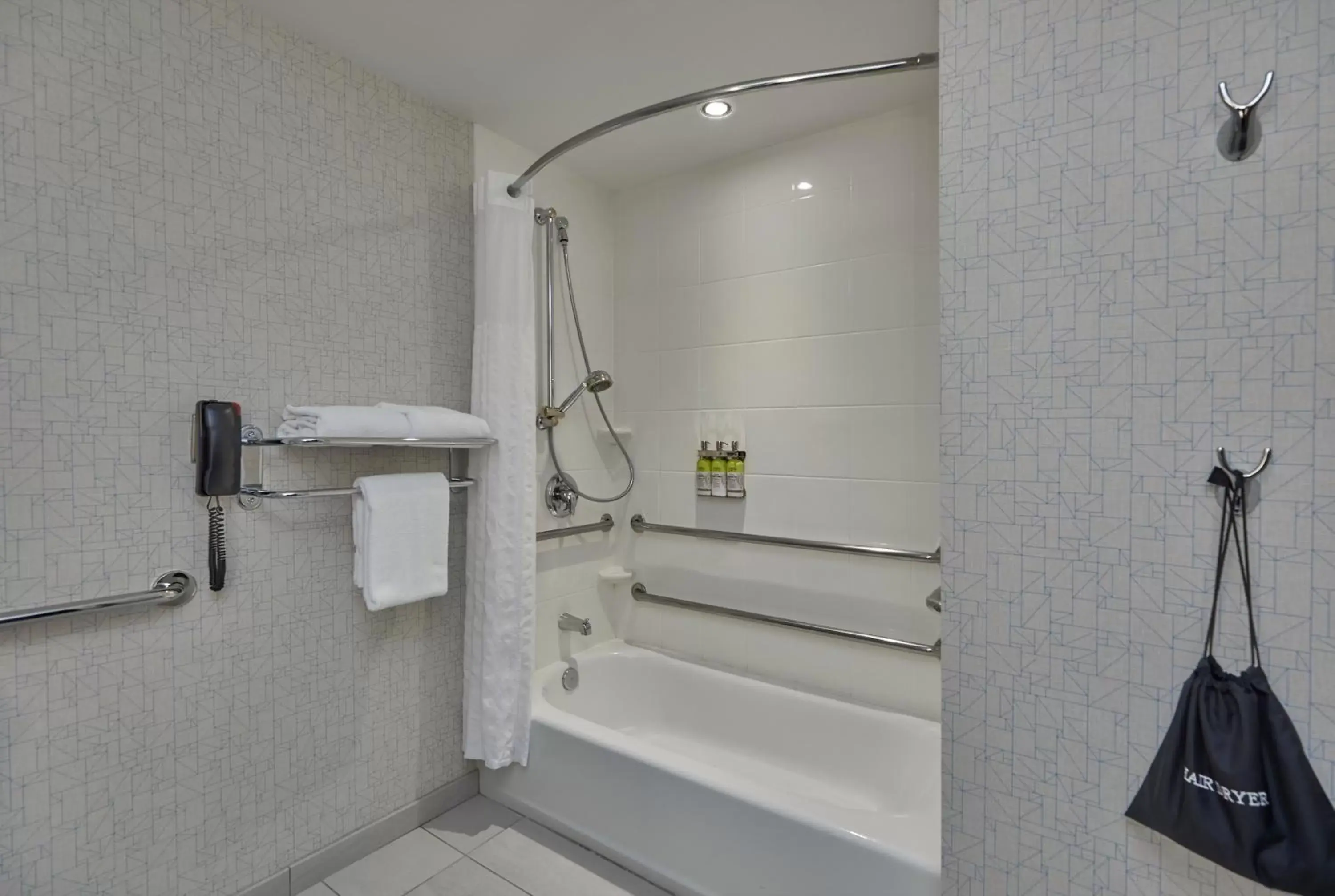 Bathroom in Holiday Inn Express : Eugene - Springfield, an IHG Hotel