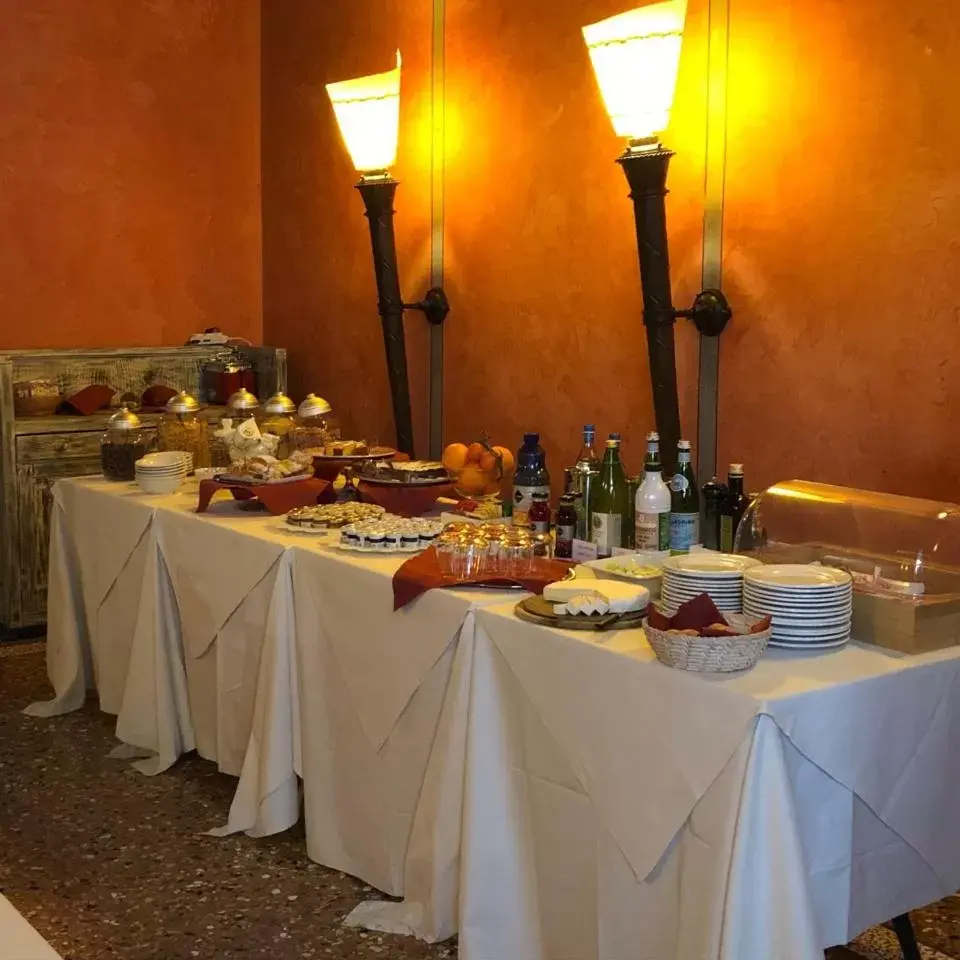 Breakfast, Food in Albergo Cappello