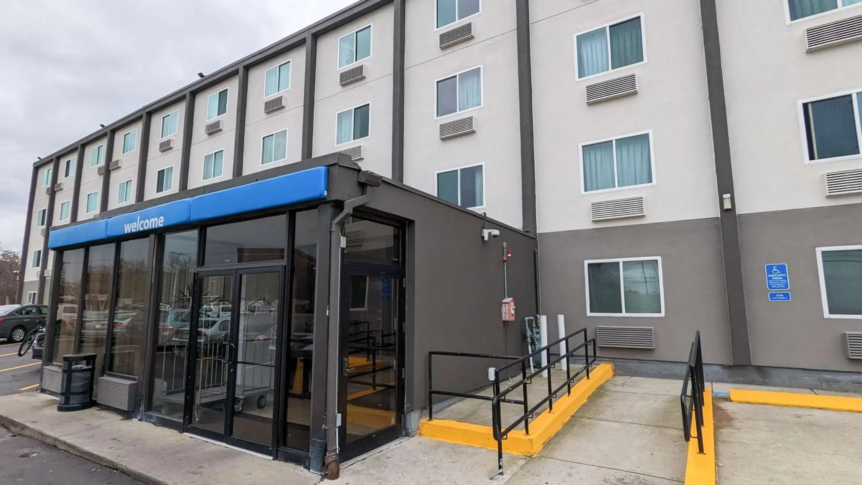 Property building in Motel 6-Framingham, MA - Boston West