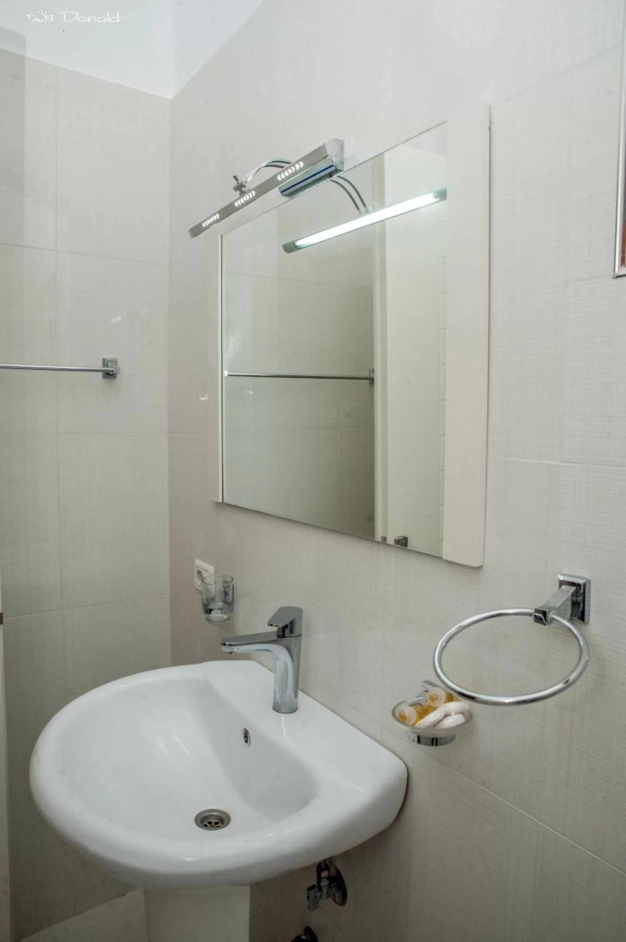 Bathroom in Hotel EDEA